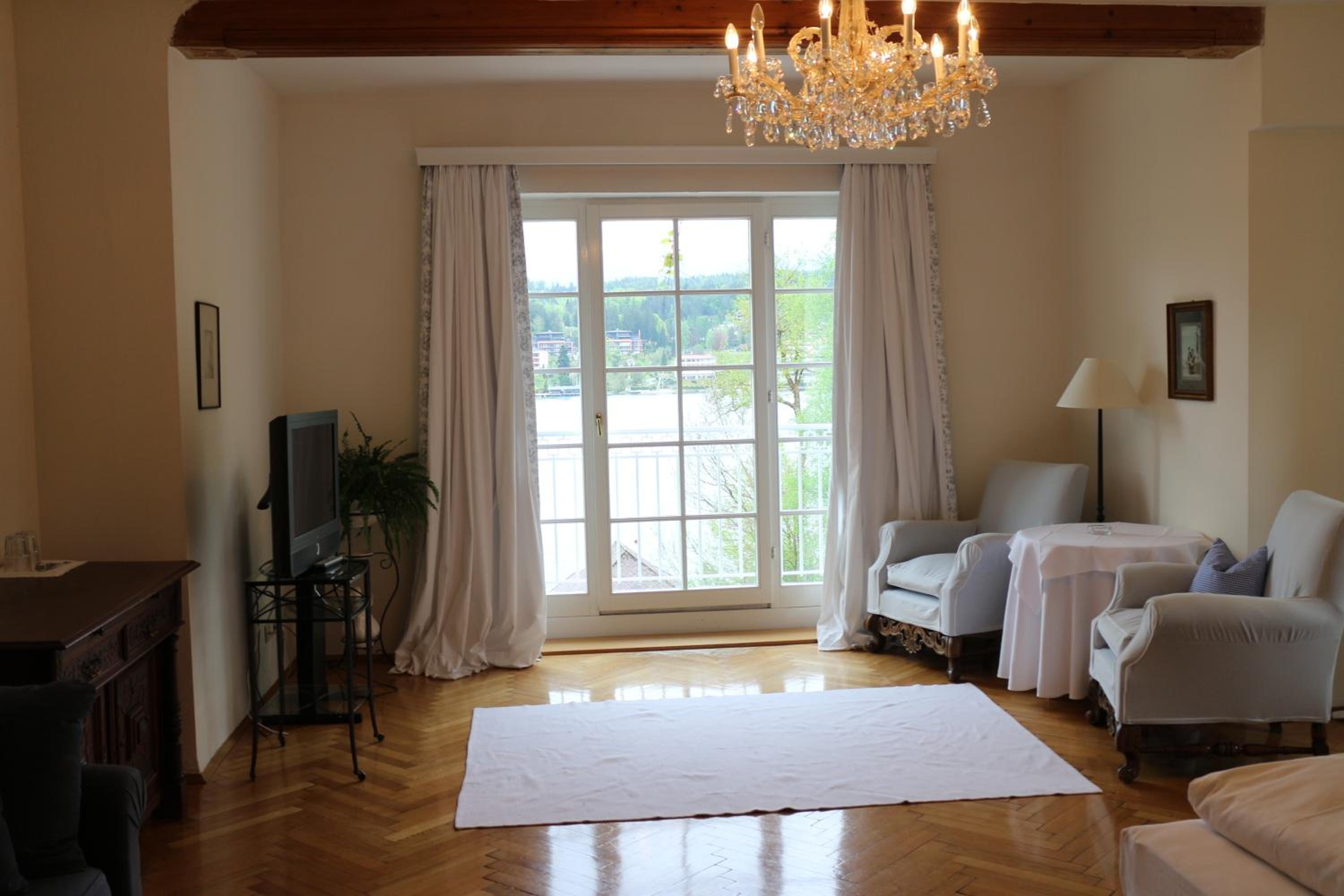 Double or Twin Room with Lake View photo 2