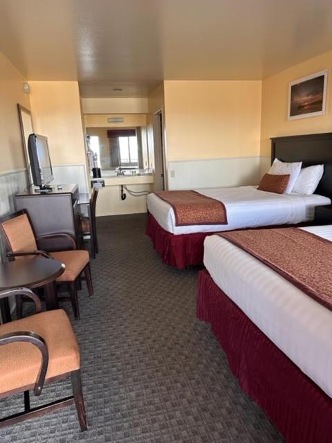 Queen Room with Two Queen Beds photo 1