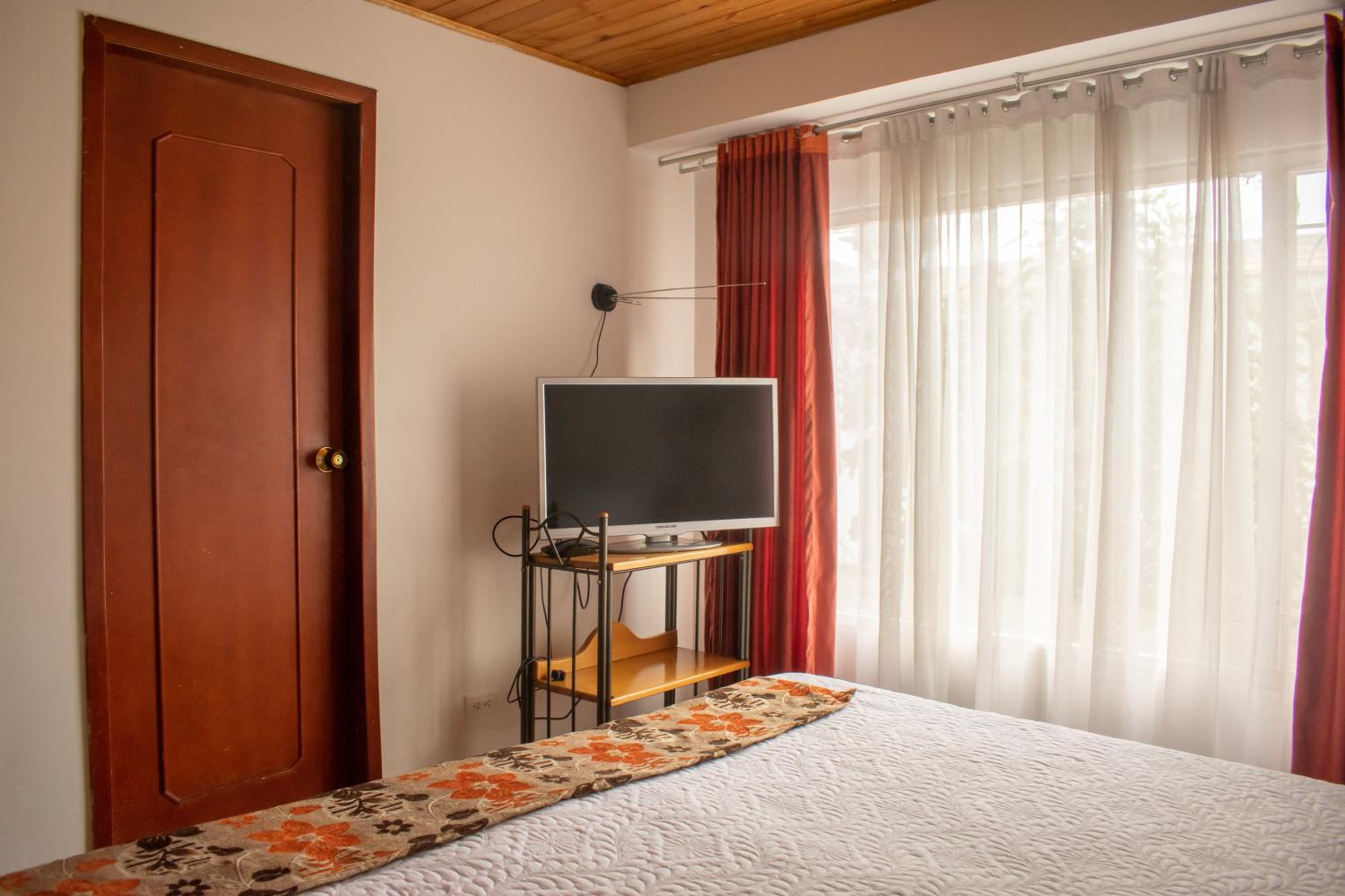 One-Bedroom Apartment - Photo 2