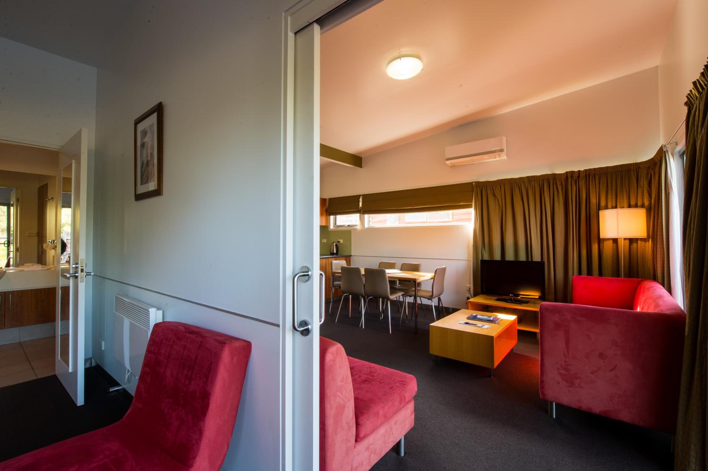 One-Bedroom Apartment - Photo 2