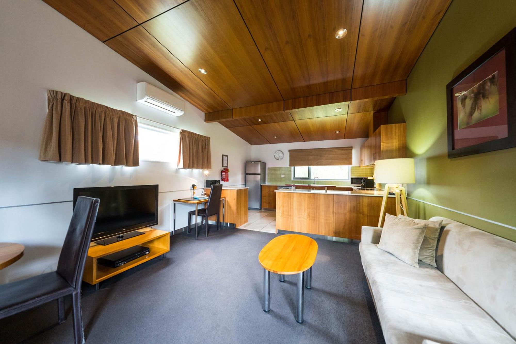 One-Bedroom Executive Apartment - Photo 6