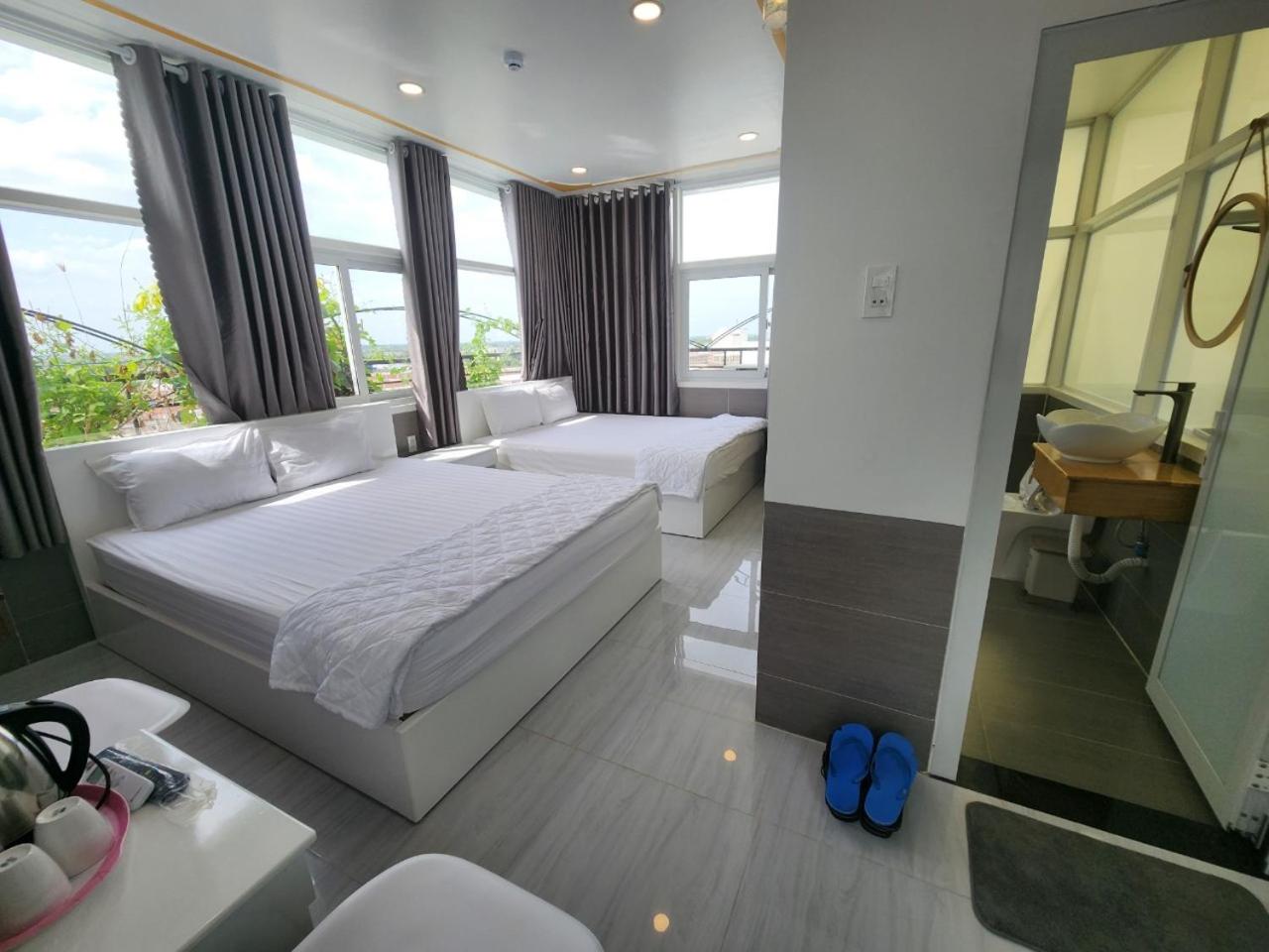 King Room with Two King Beds photo 2