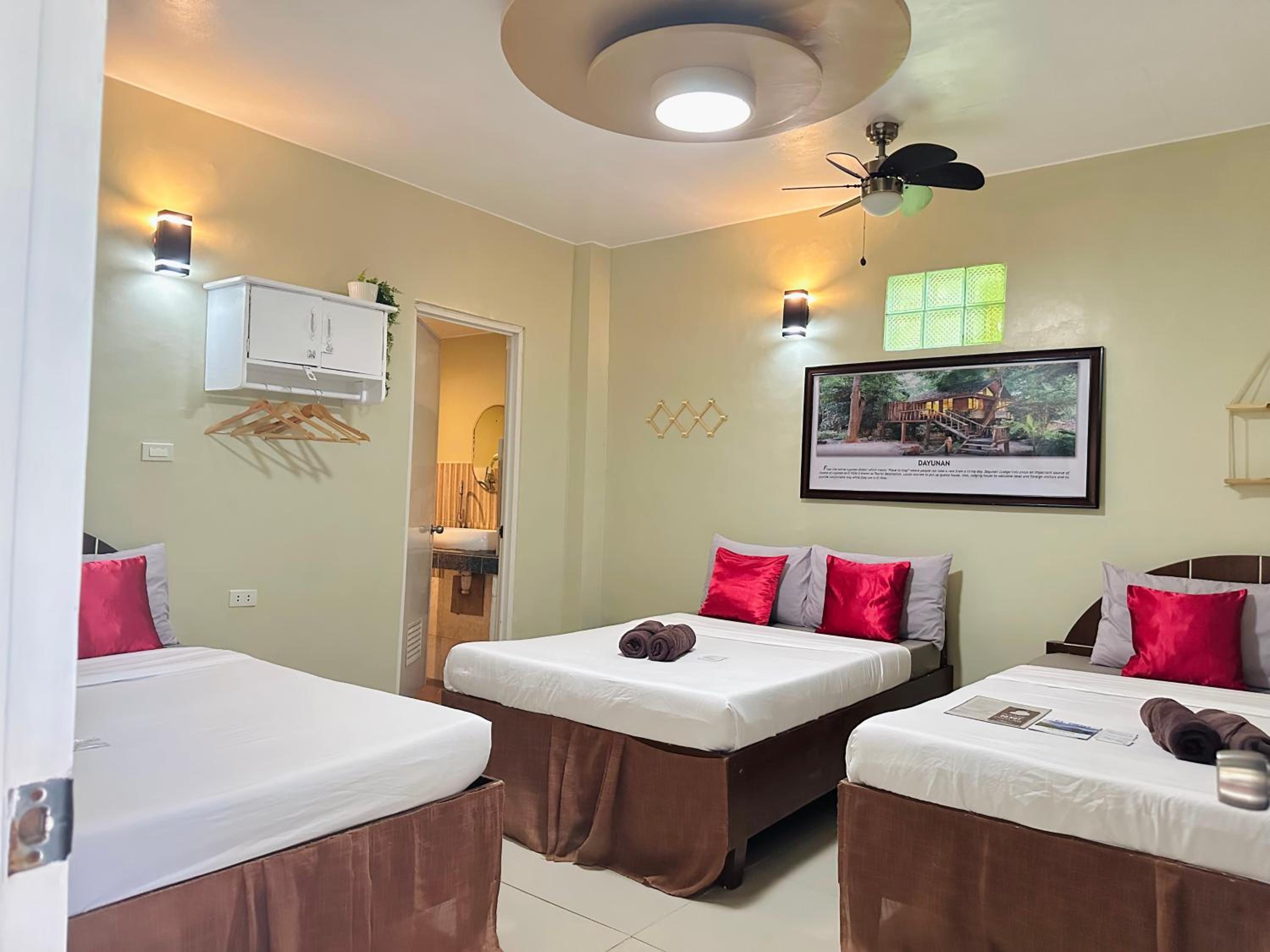 Family Room with Private Bathroom - Photo 3