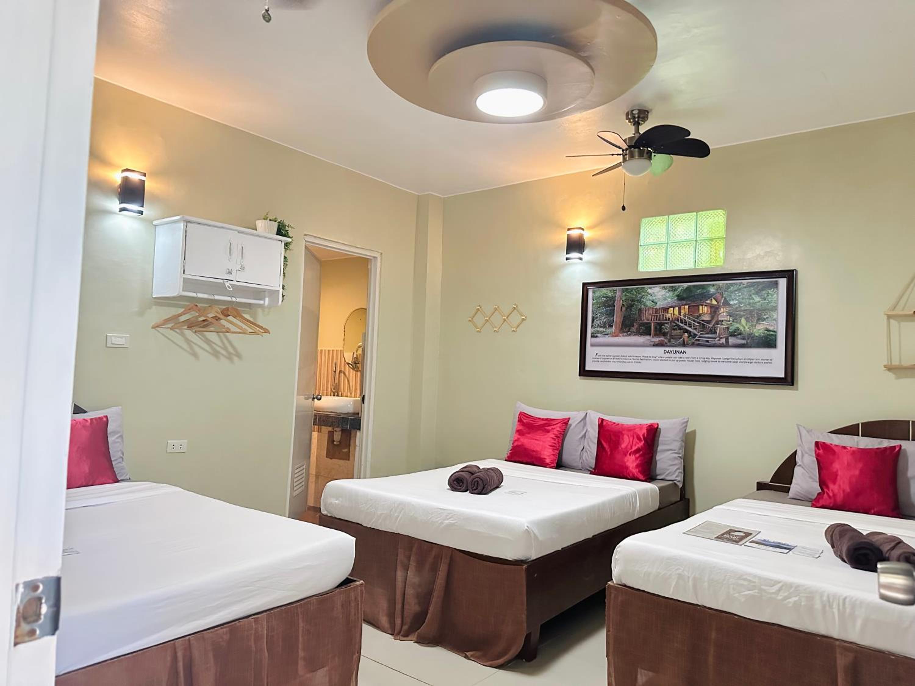Family Room with Private Bathroom - Photo 5
