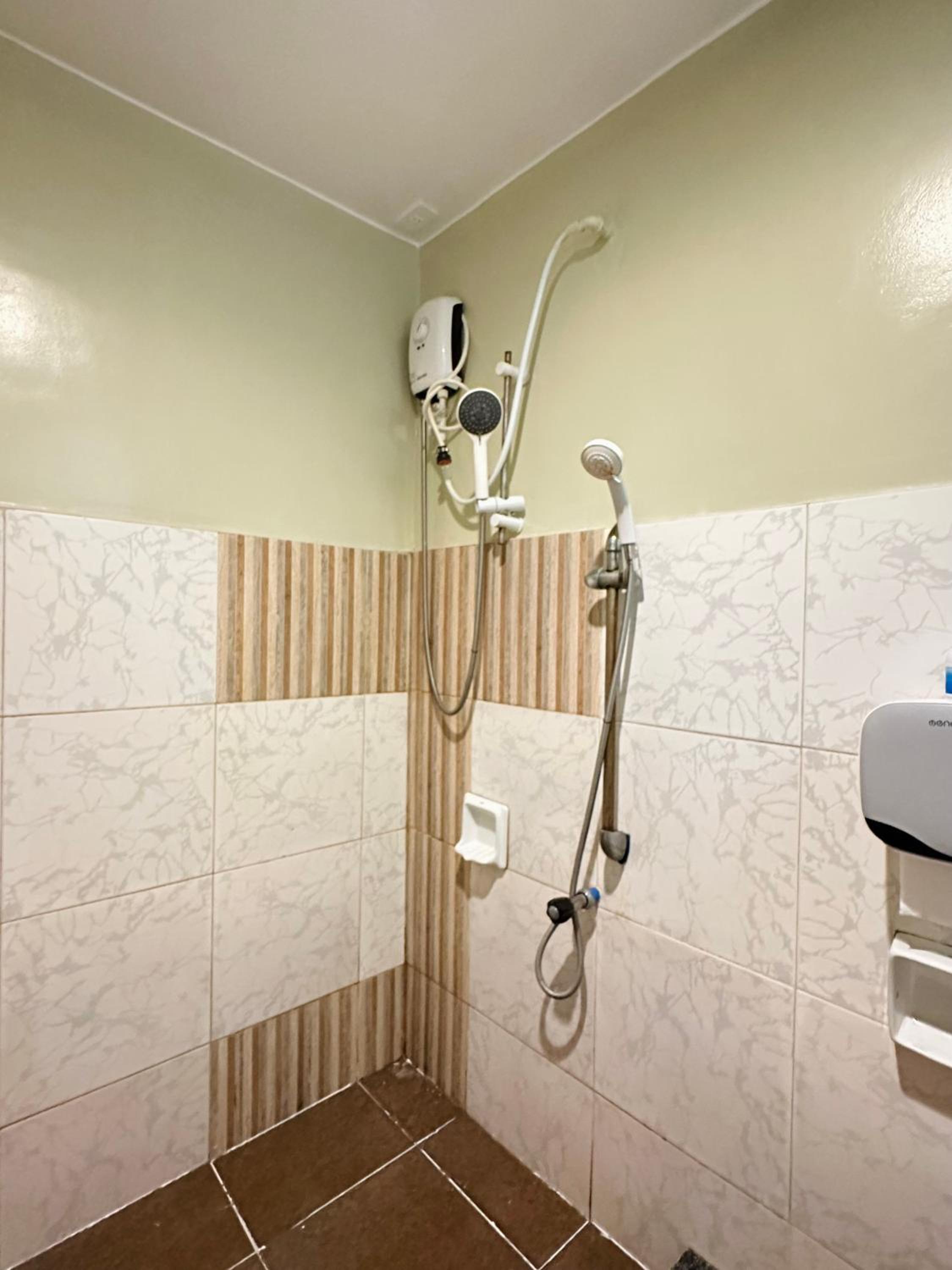 Family Room with Private Bathroom - Photo 2