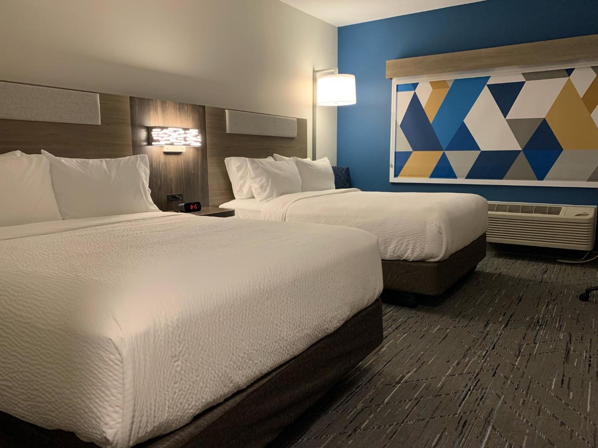 Queen Room with Two Queen Beds - Hearing Impaired photo 3