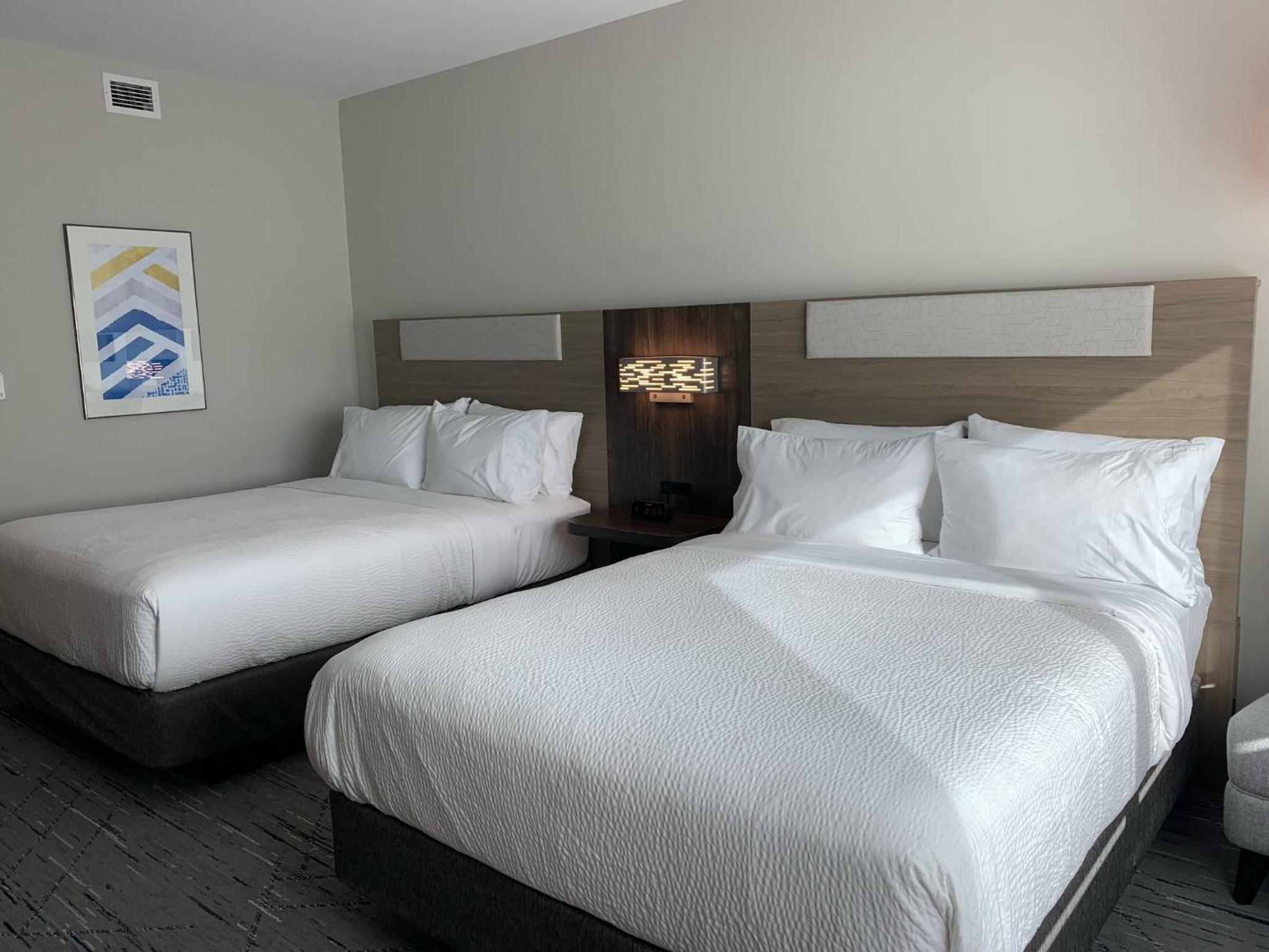Standard Queen Room with Two Queen Beds photo 2