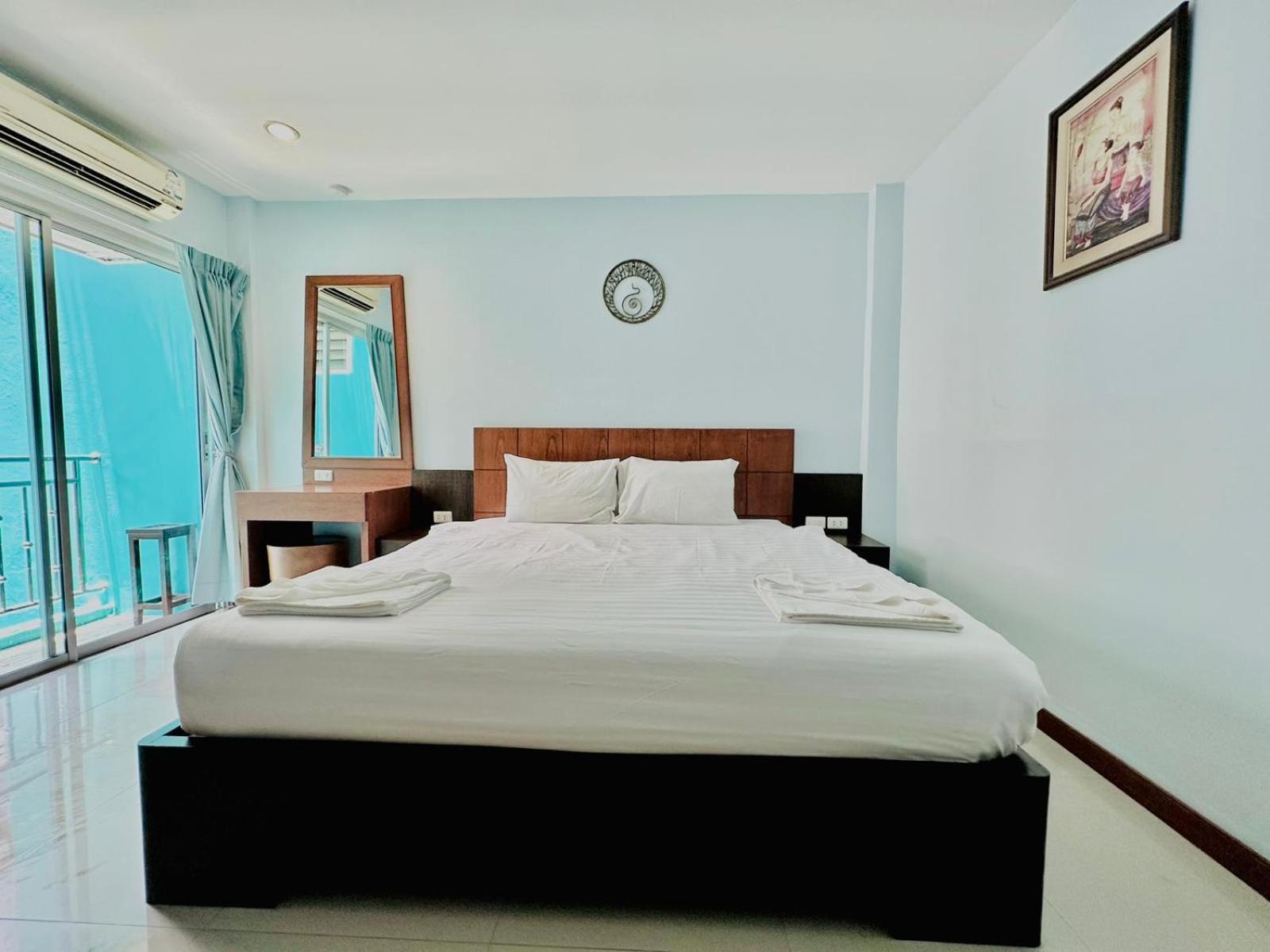 Deluxe Double Room - Photo 13