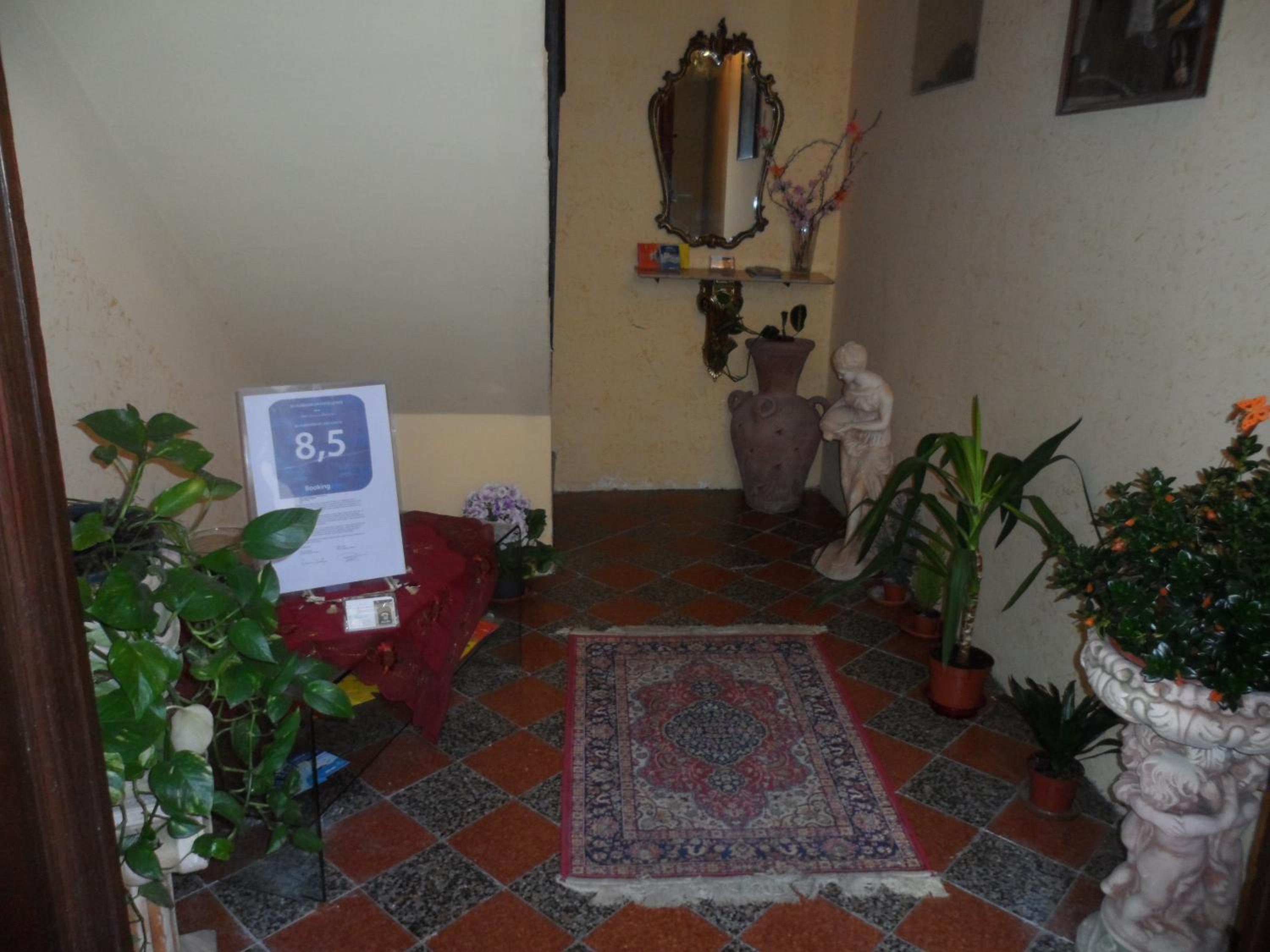 Single Room with Shared Bathroom photo 3