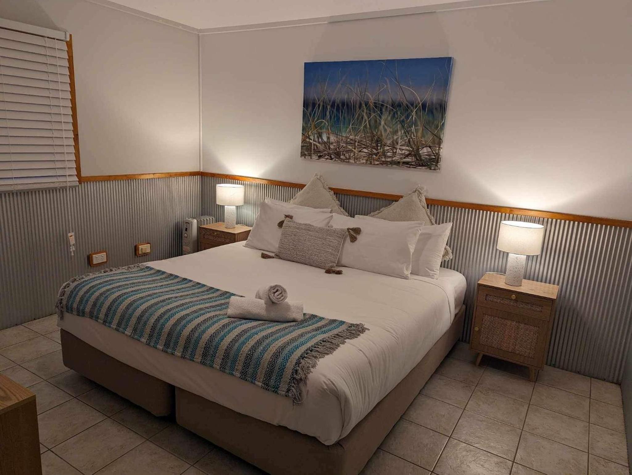 Self contained Garden View Bungalow with Hot Tub - Not Pet Friendly  photo 3