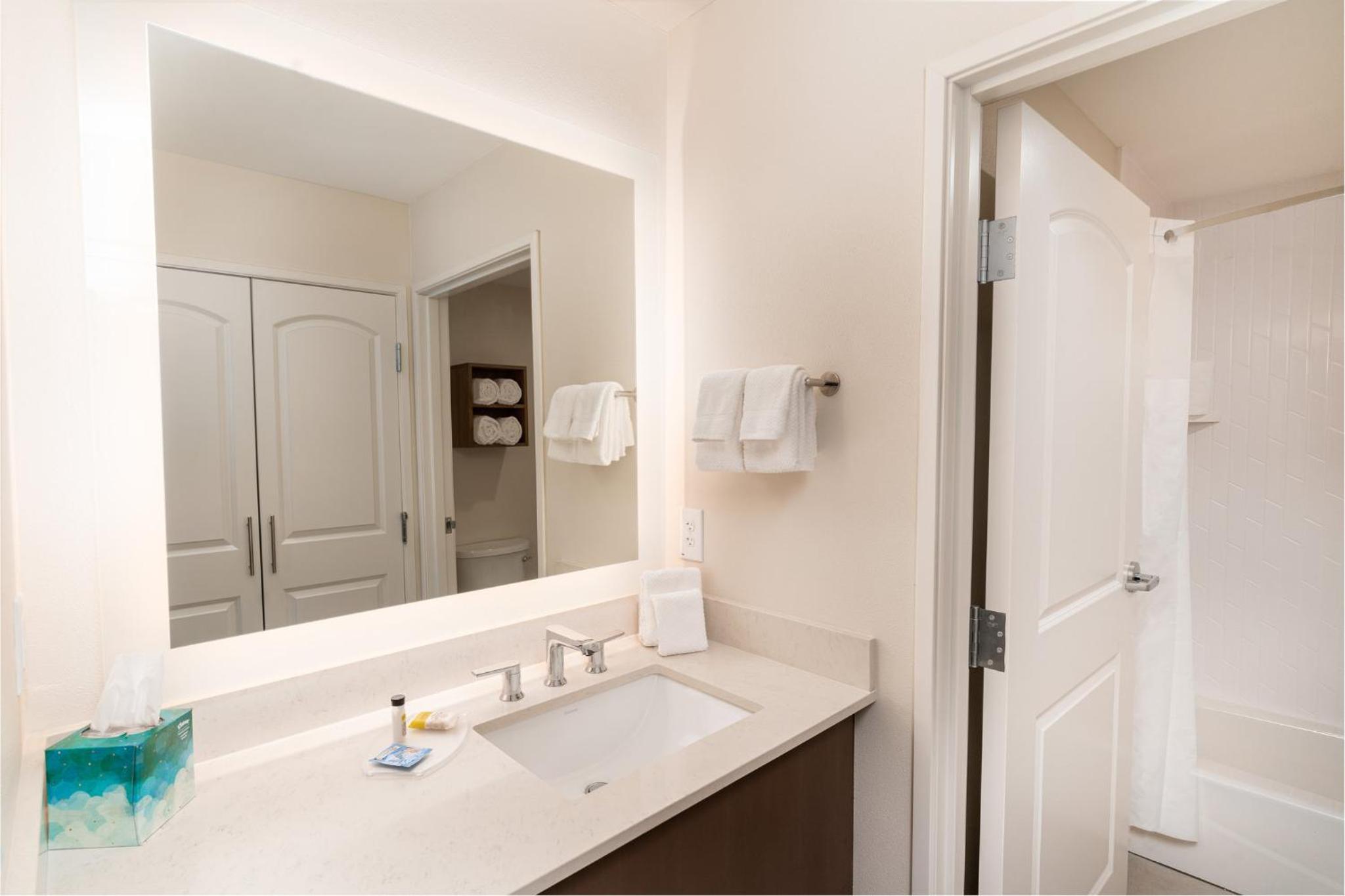 Studio King Suite - Communications Accessible - Photo 12