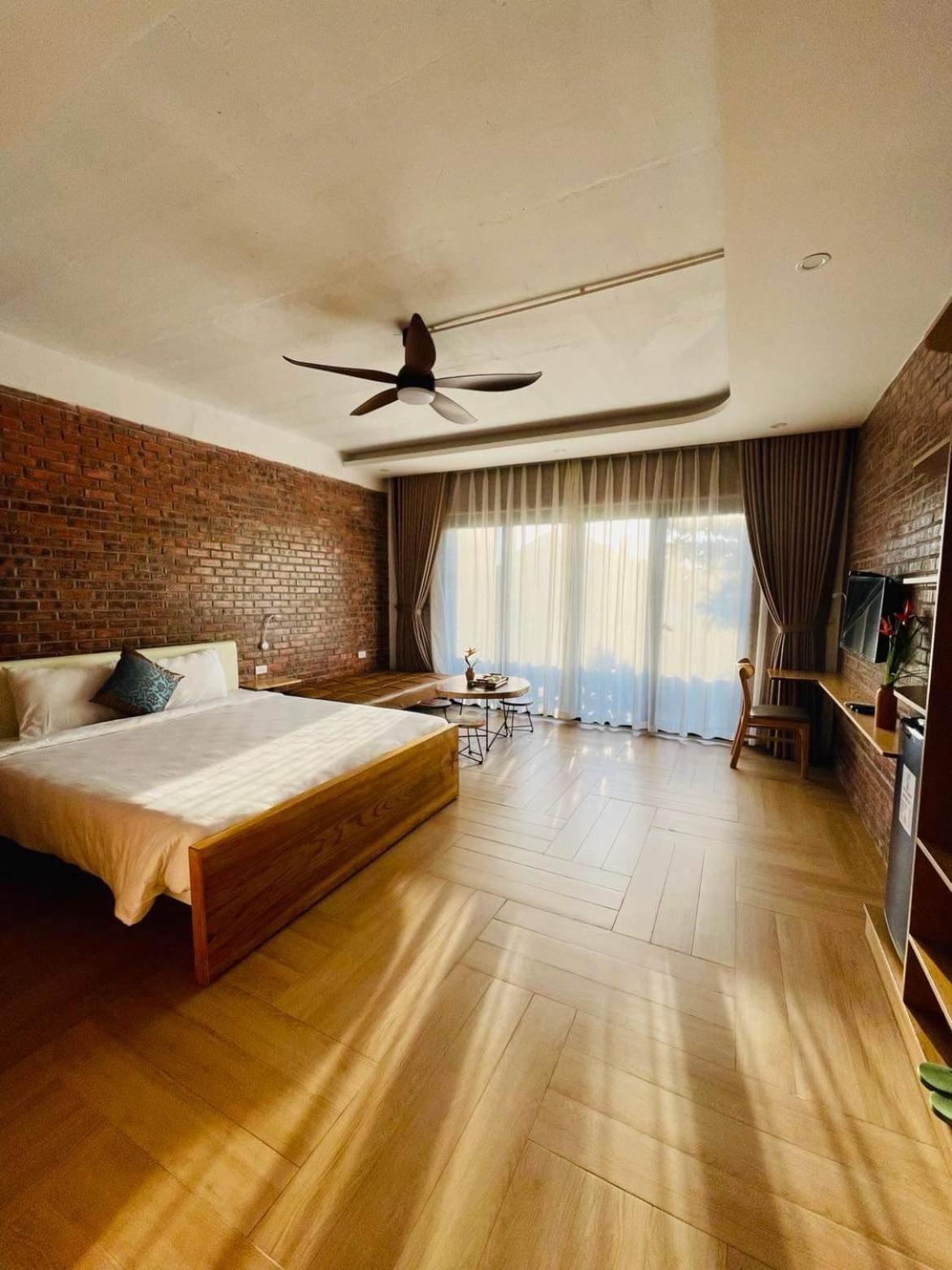 Deluxe Double Room with Balcony - Photo 13