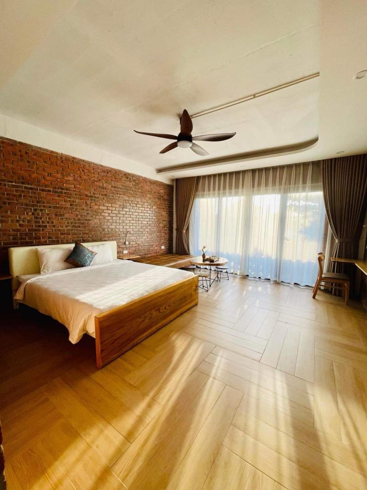 Deluxe Double Room with Balcony - Photo 12