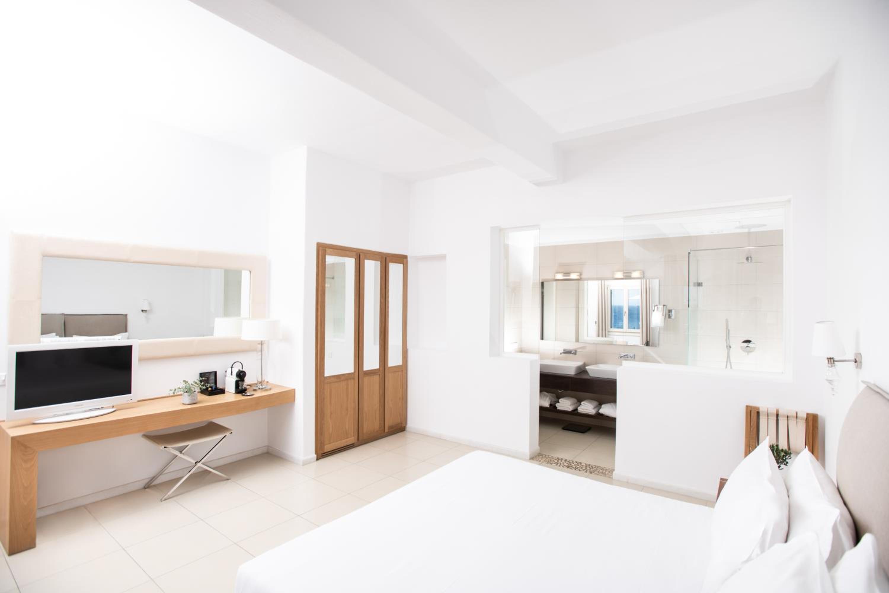 Deluxe Suite with Sea View and Outdoor Hot Tub - Photo 5