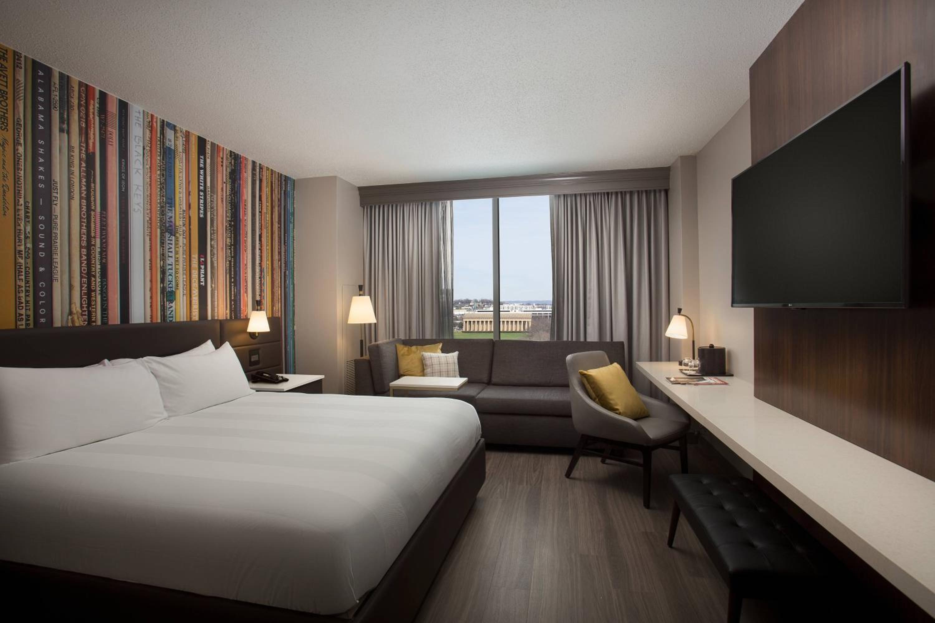 1 King Bed with MClub Lounge Access - Photo 3