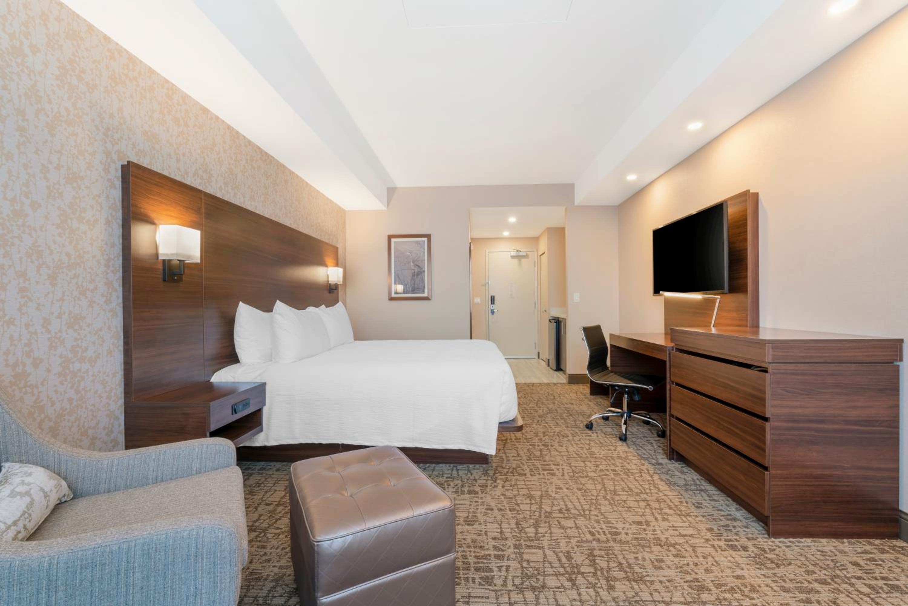 King Room with Walk-in Shower - Mobility Accessible/Non-Smoking