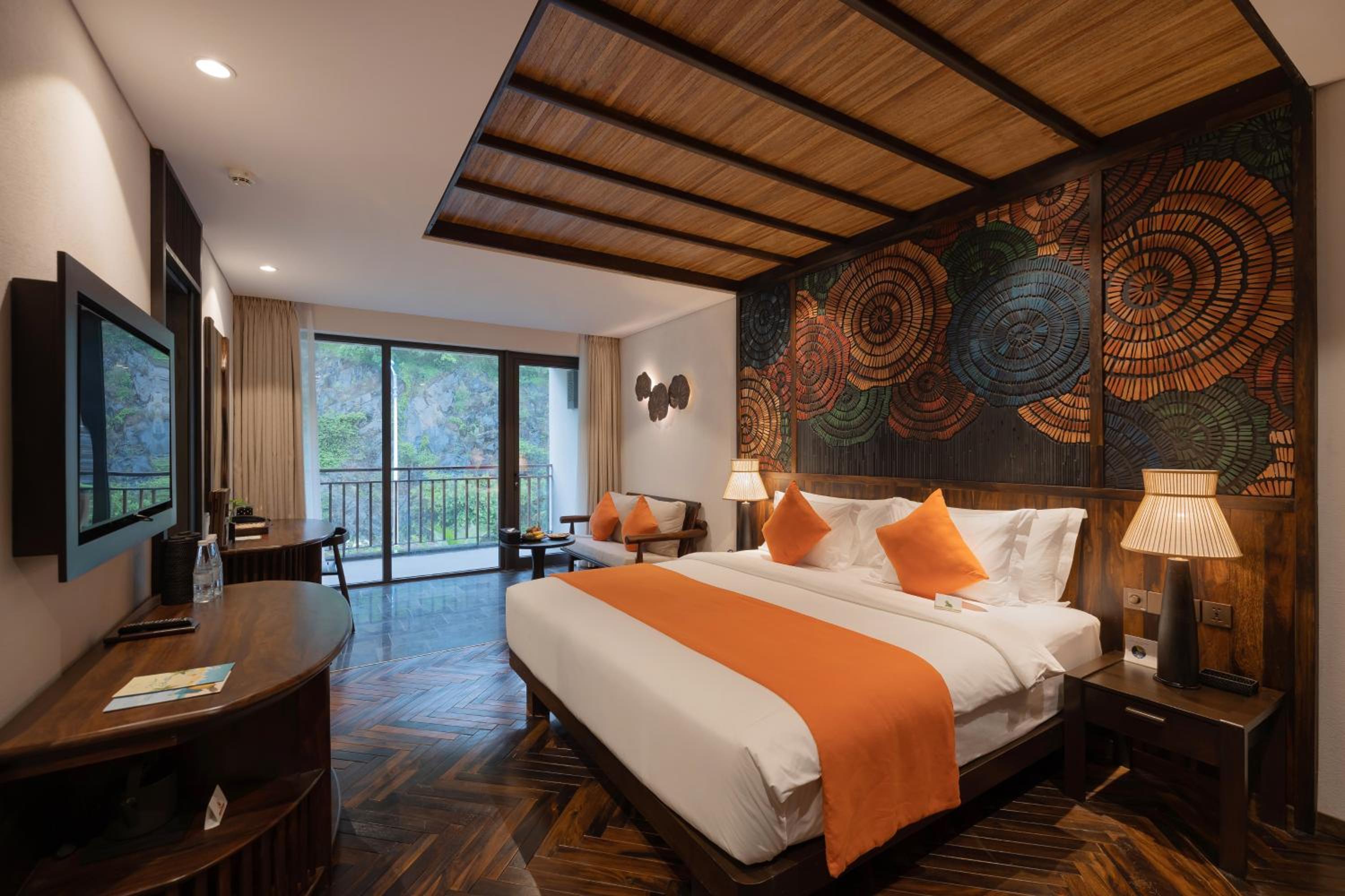 Deluxe King Room Mountain View With Children Themed Room
