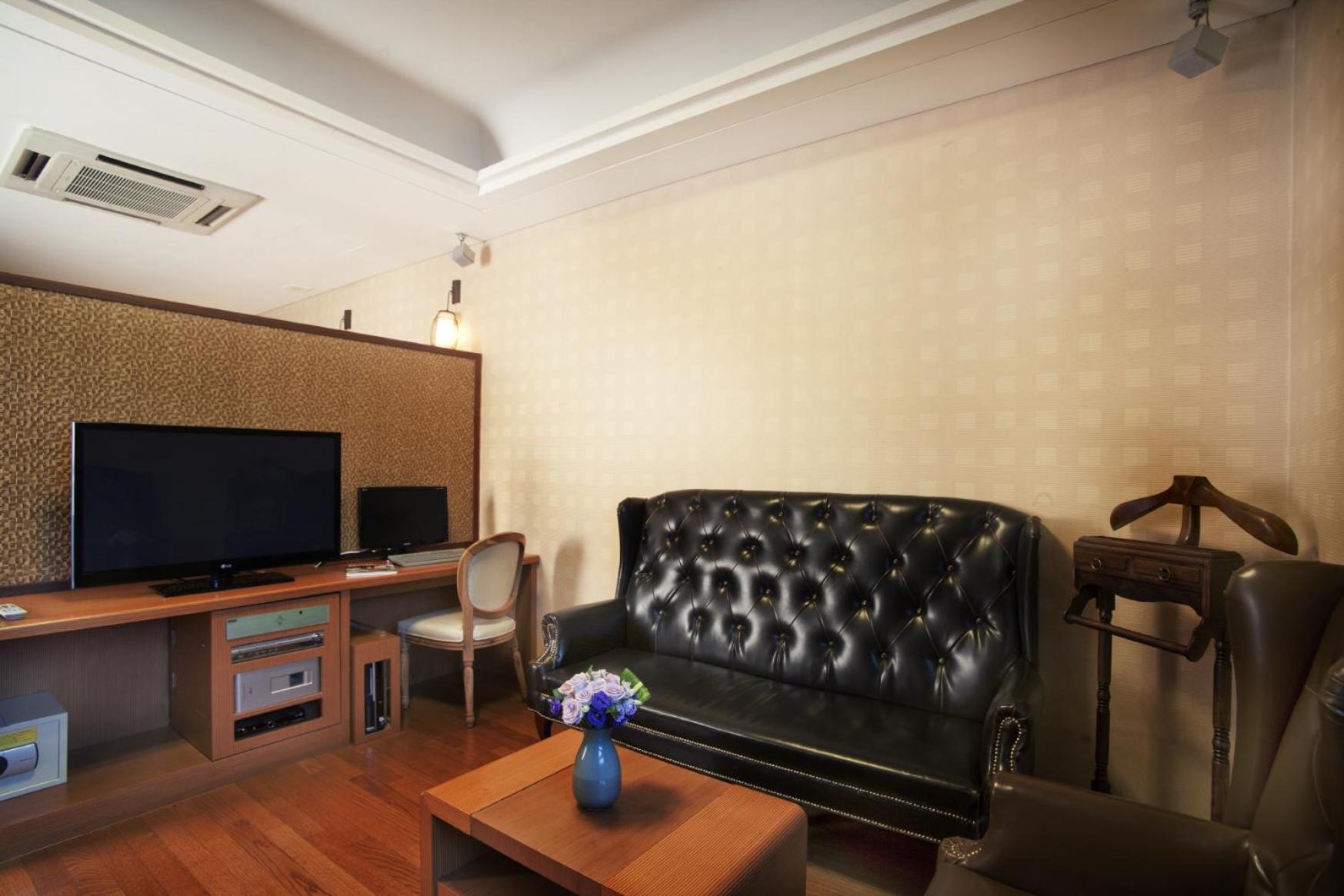 Suite - Photo 3