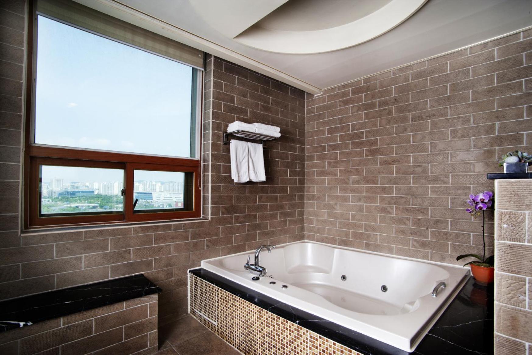 Suite - Photo 5