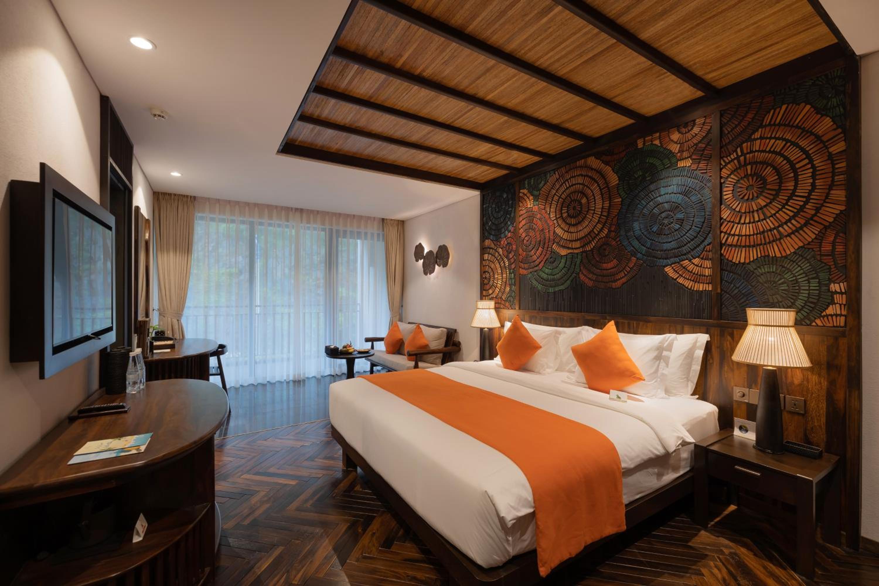 Deluxe King Room Garden View With Children Themed Room