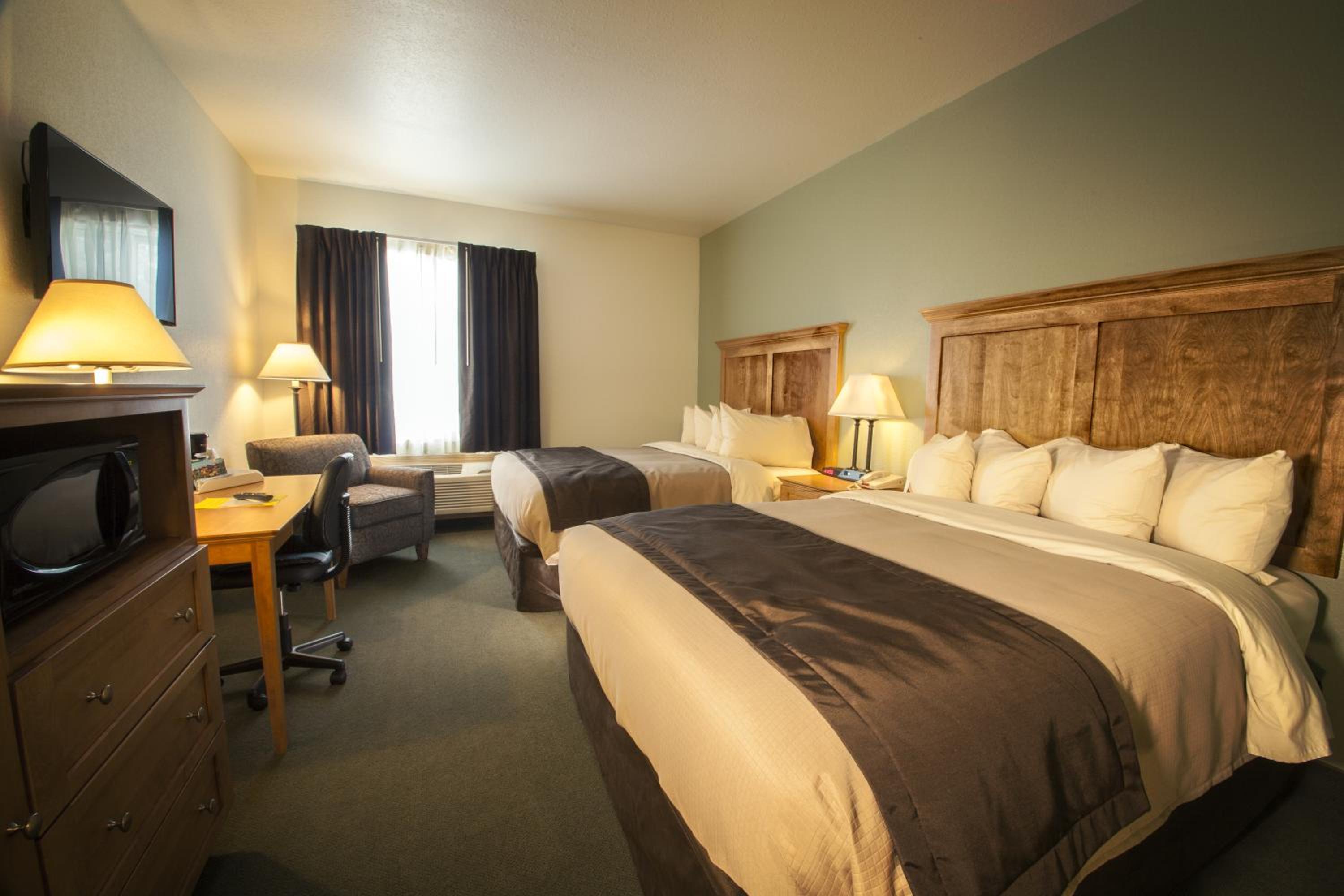 Queen Room With Two Queen Beds photo 2