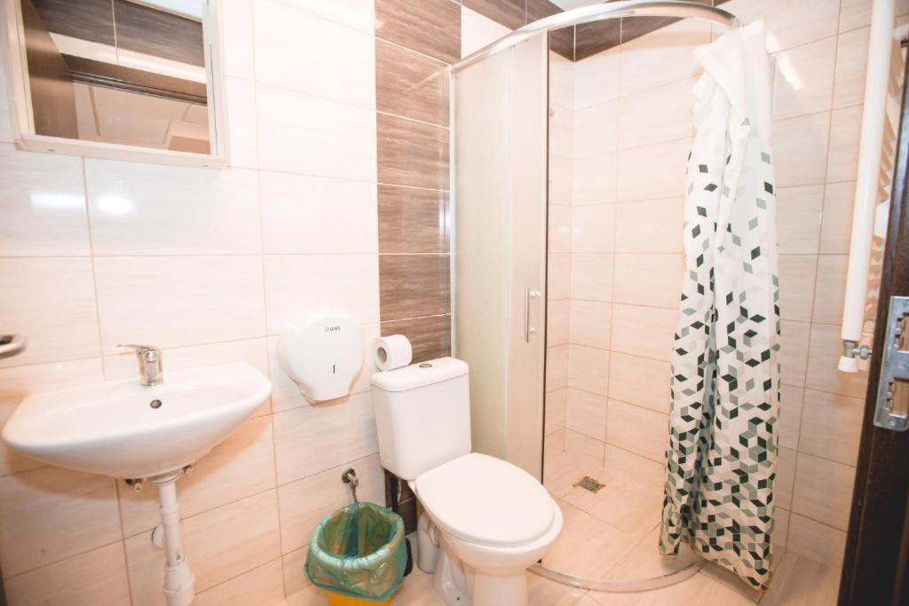Quadruple Room with Bathroom - Photo 2