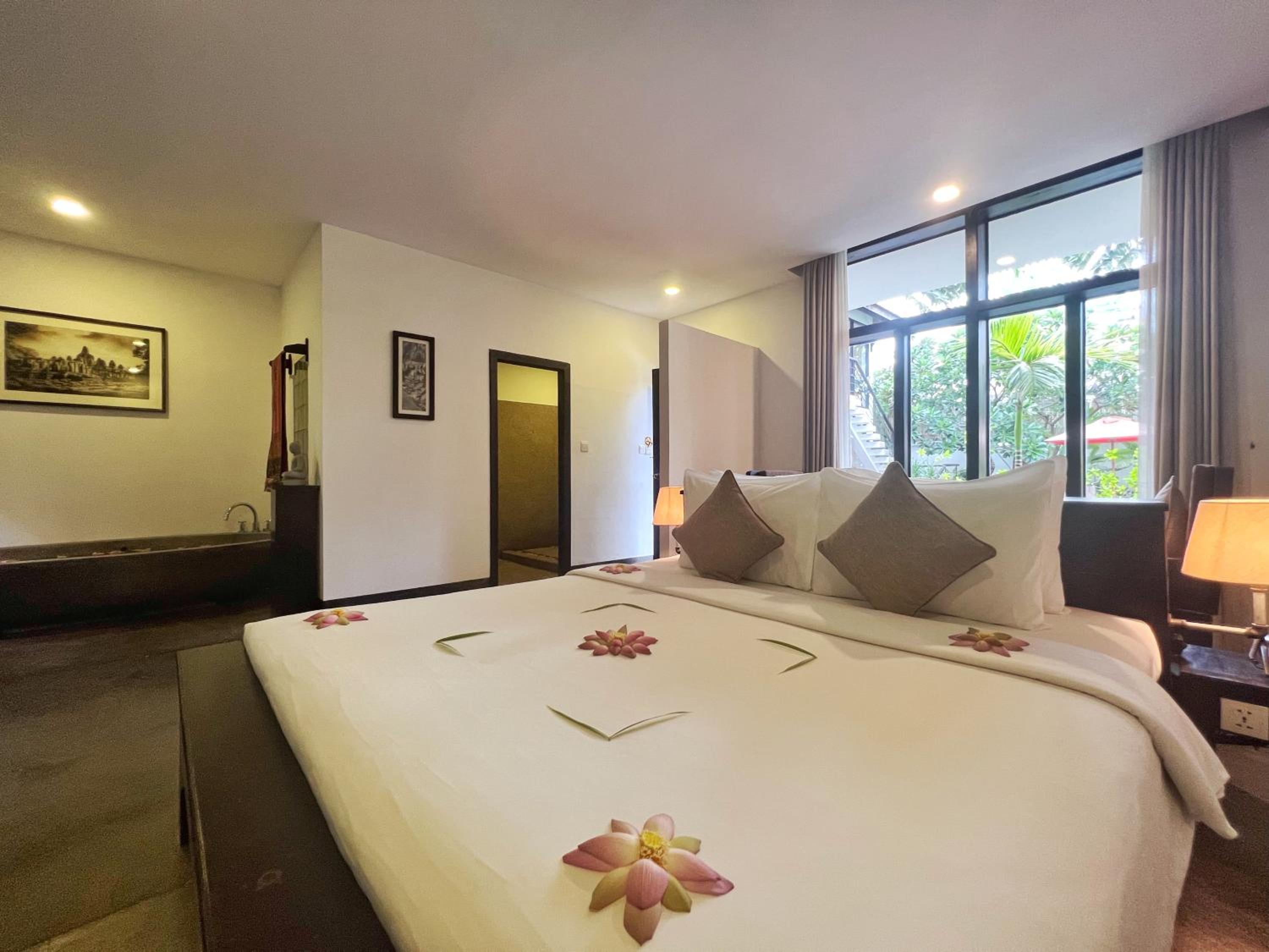 Deluxe Double Pool Access with Balcony - Photo 2