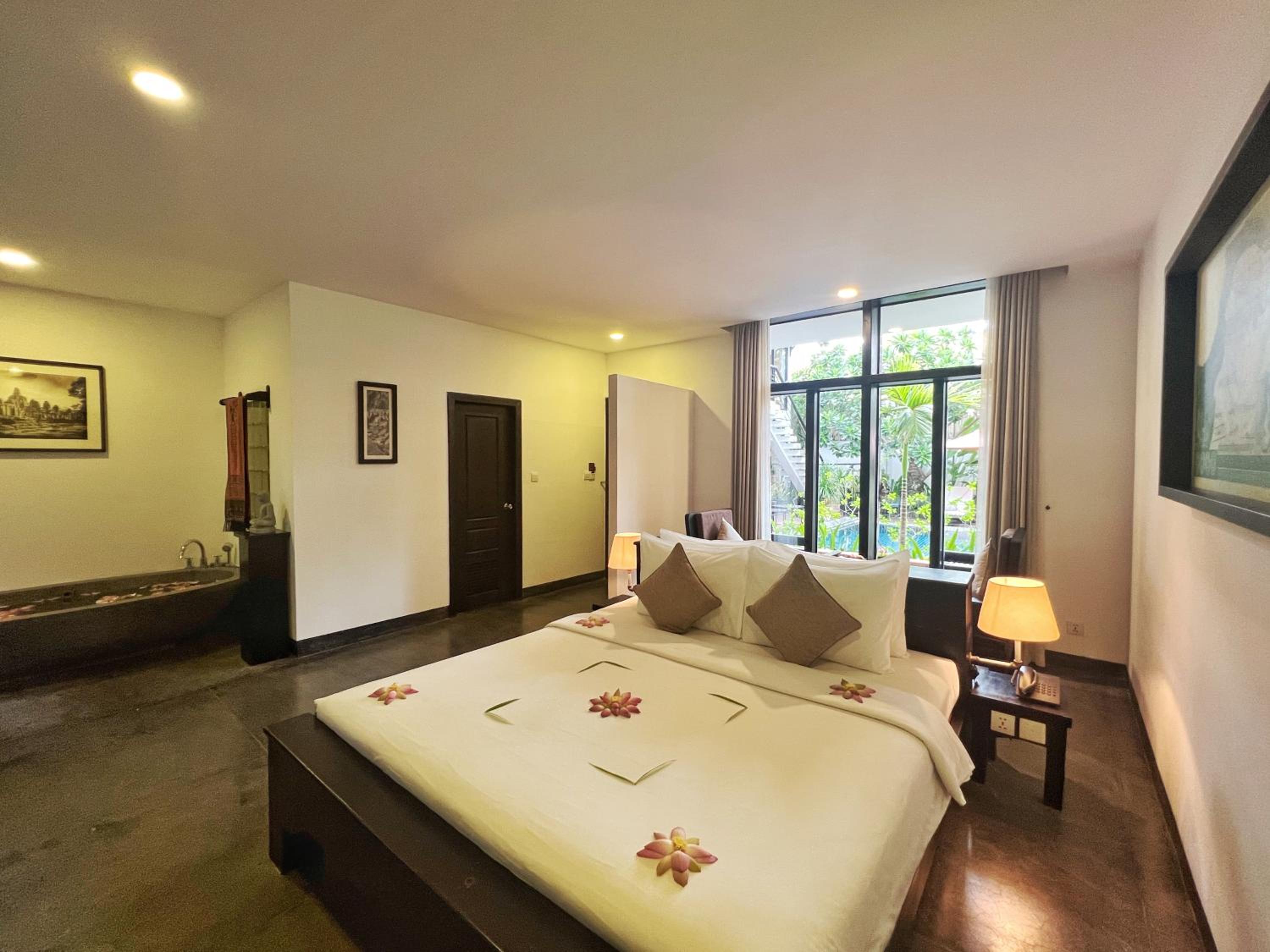 Deluxe Double Pool Access with Balcony - Photo 6