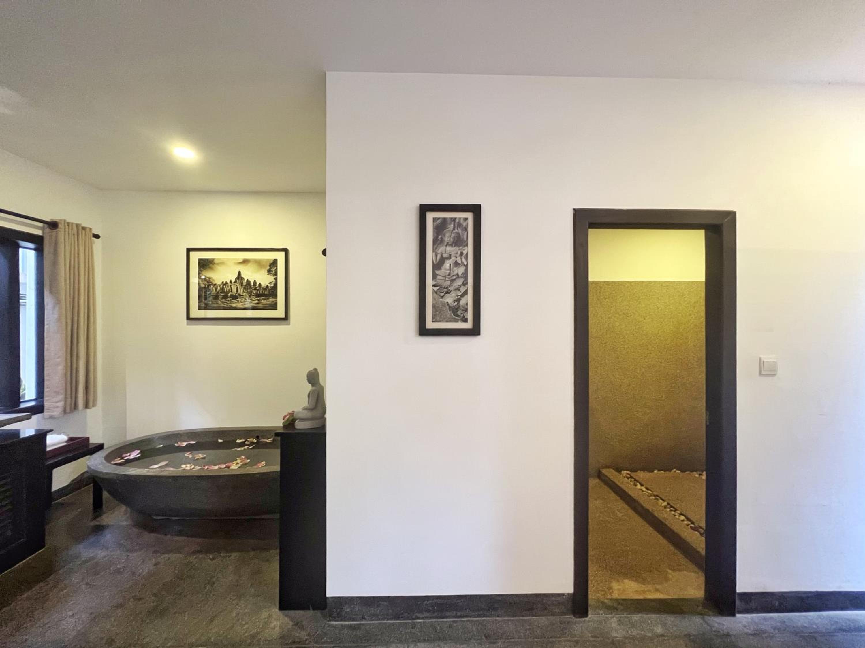 Deluxe Double Pool Access with Balcony - Photo 11
