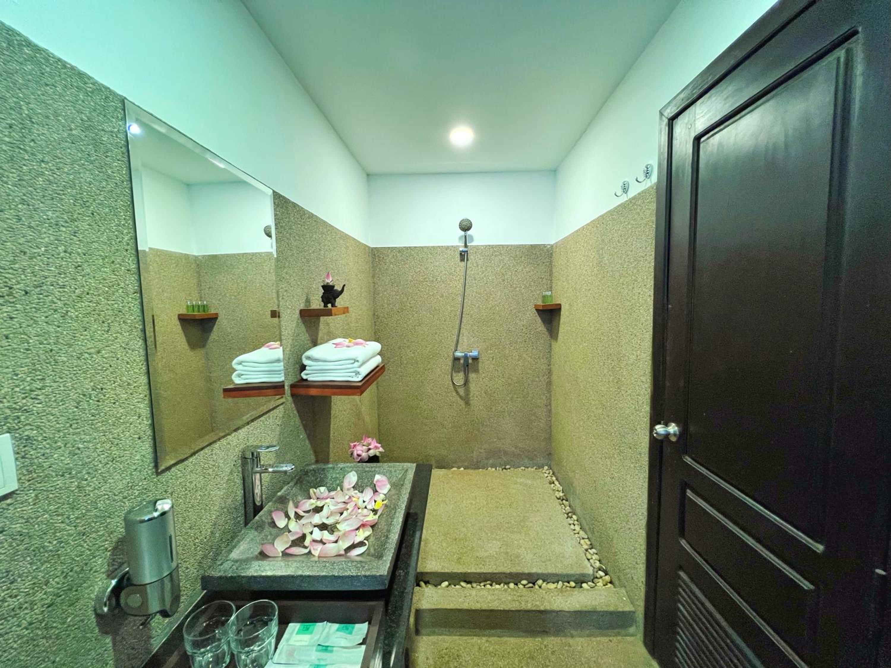 Deluxe Double Pool View with Balcony - Photo 12