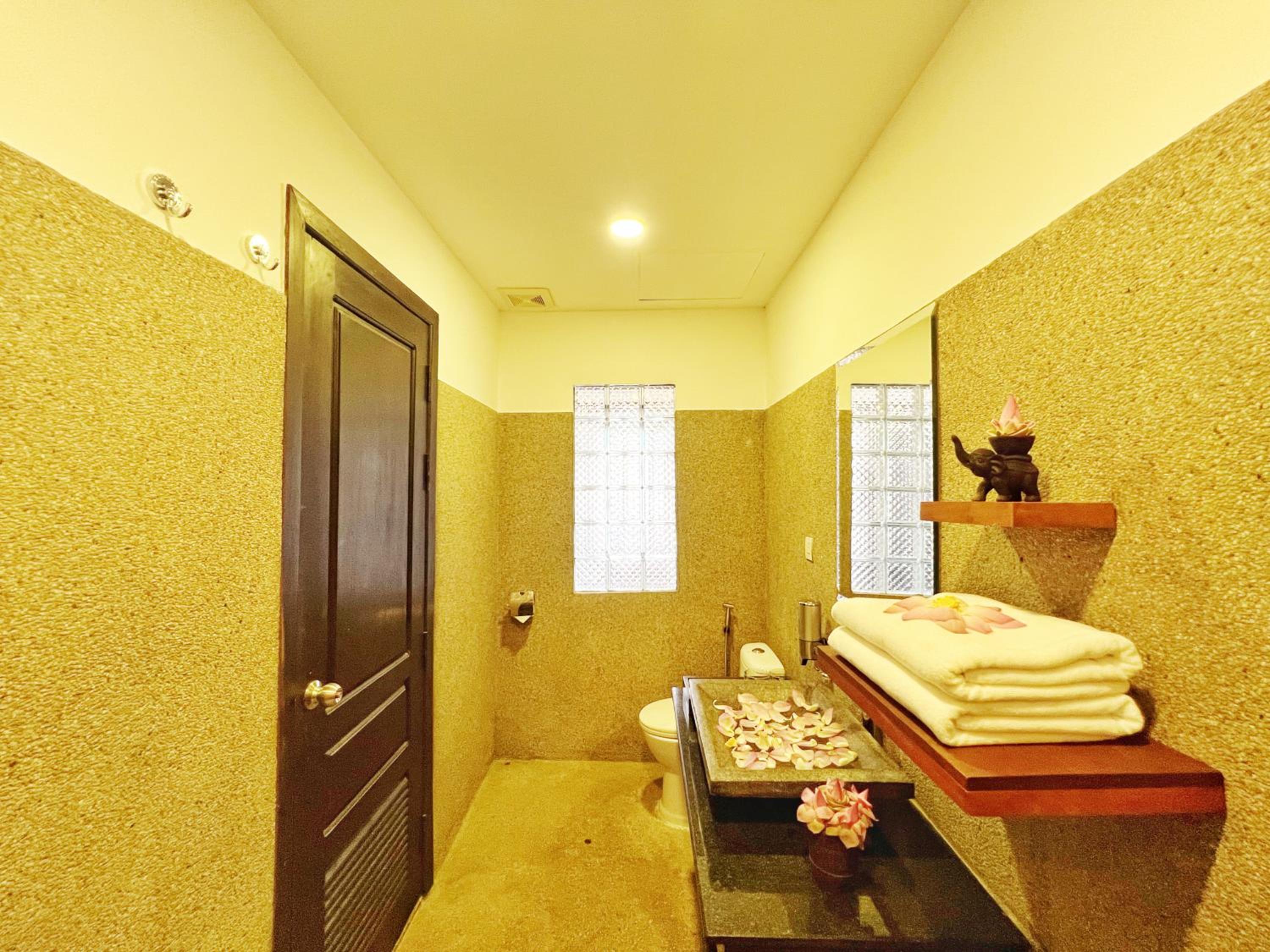 Deluxe Double Pool View with Balcony - Photo 11