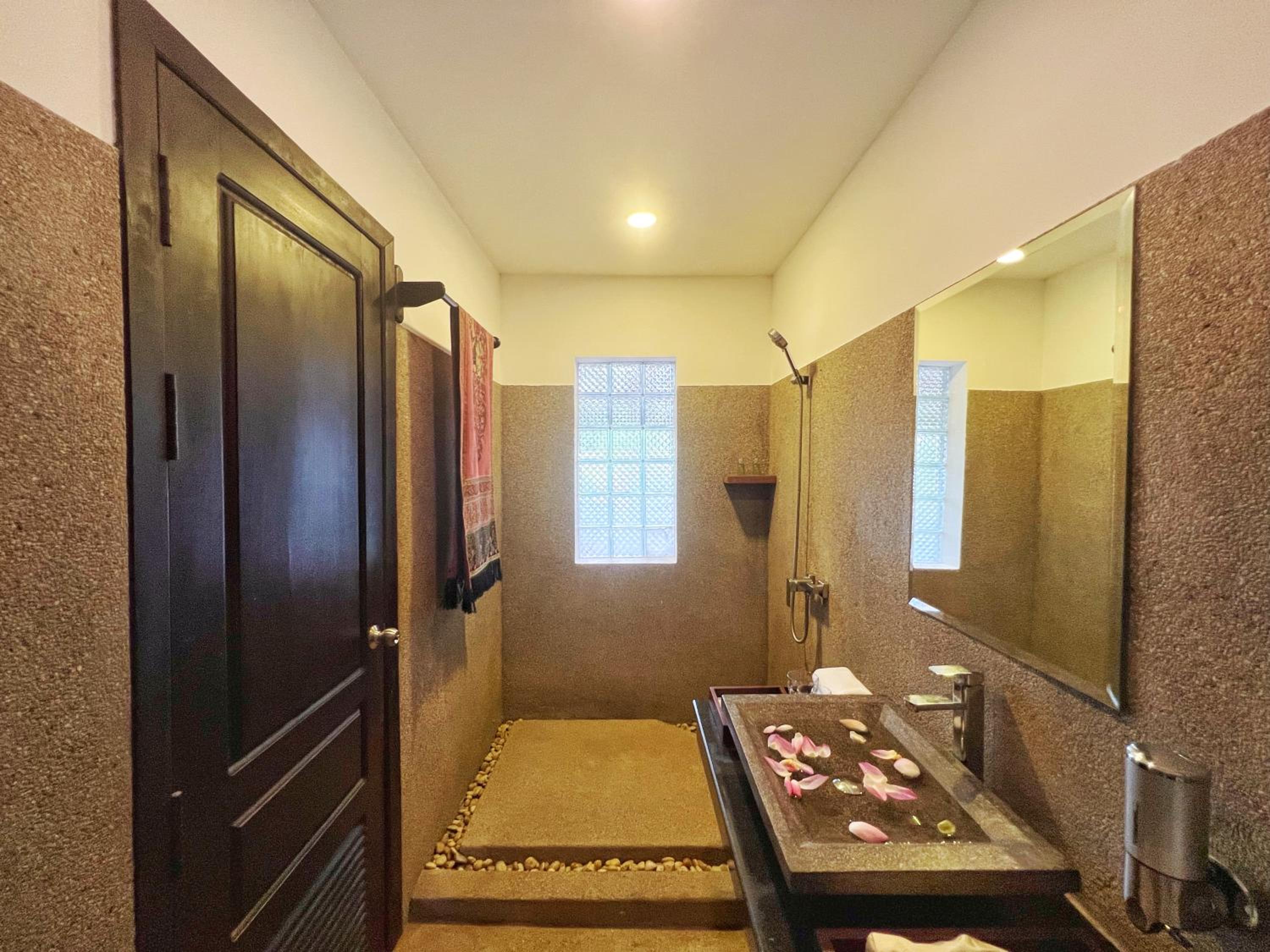 Deluxe Twin Pool access with Balcony - Photo 17