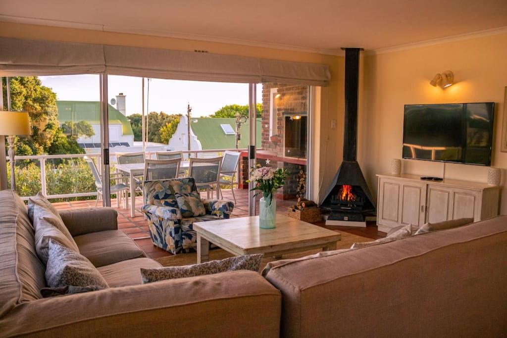 Five-Bedroom House photo 1