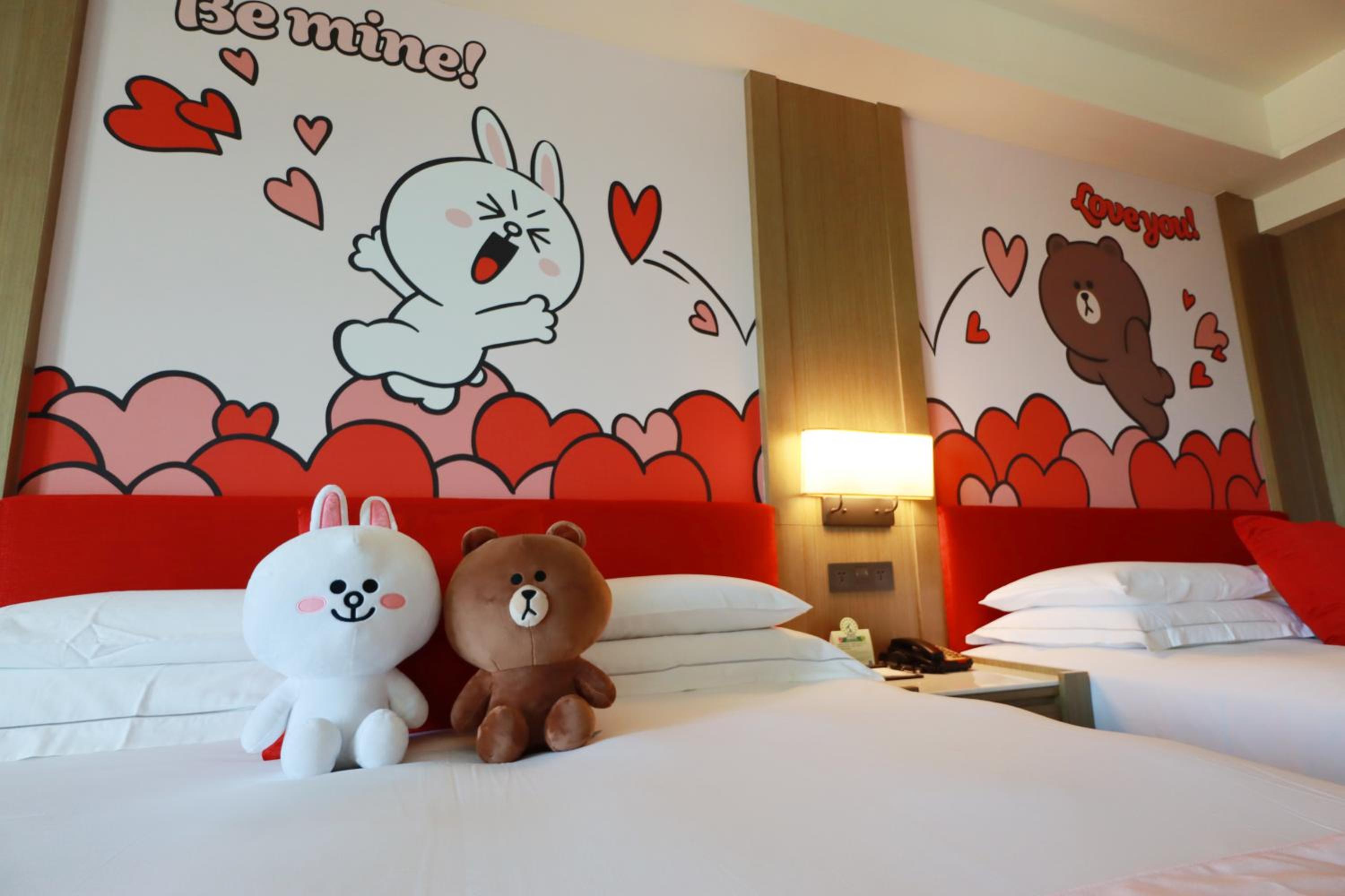LINE FRIENDS Deluxe Family Room (Random)