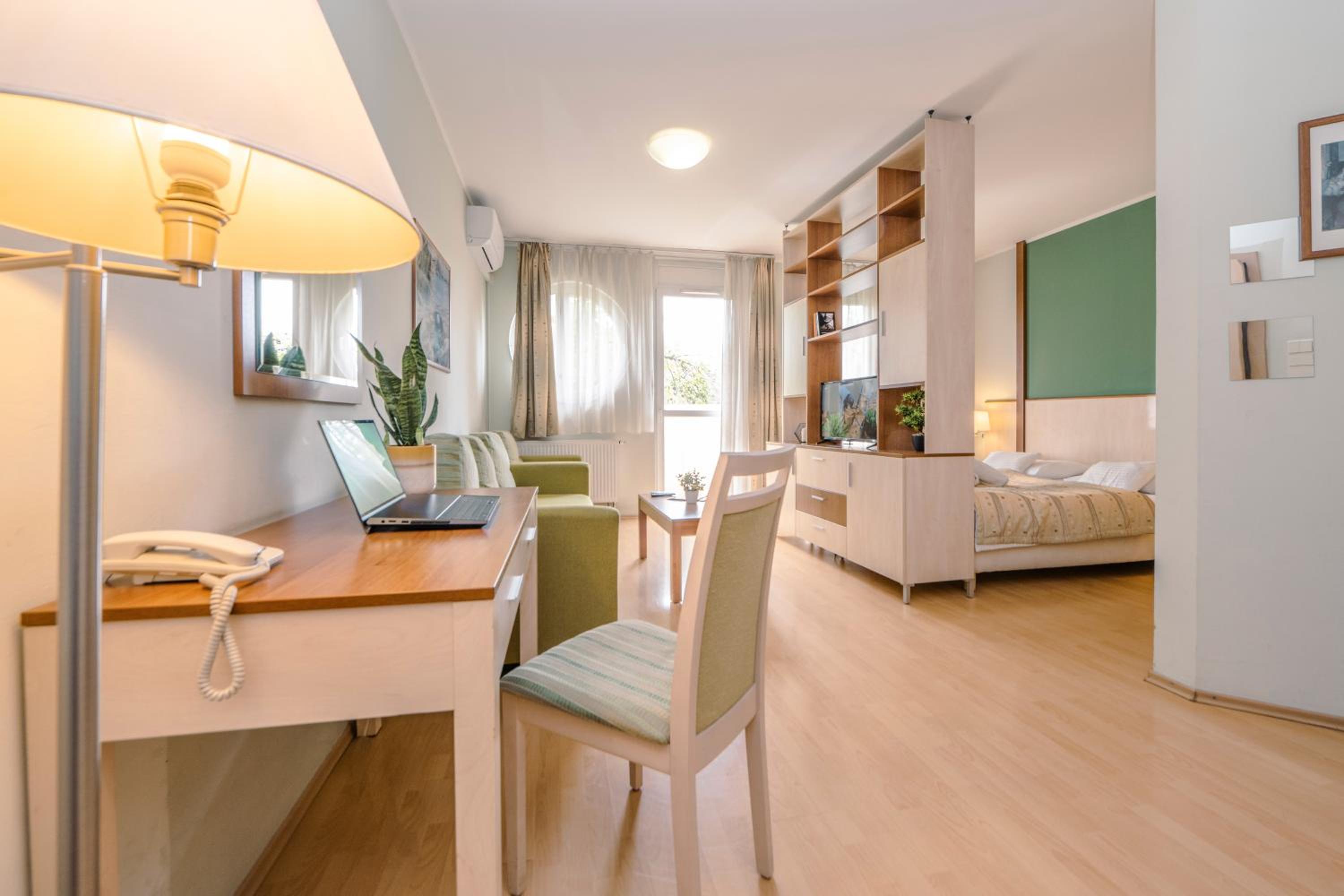 Studio (3 Adults) - Photo 1