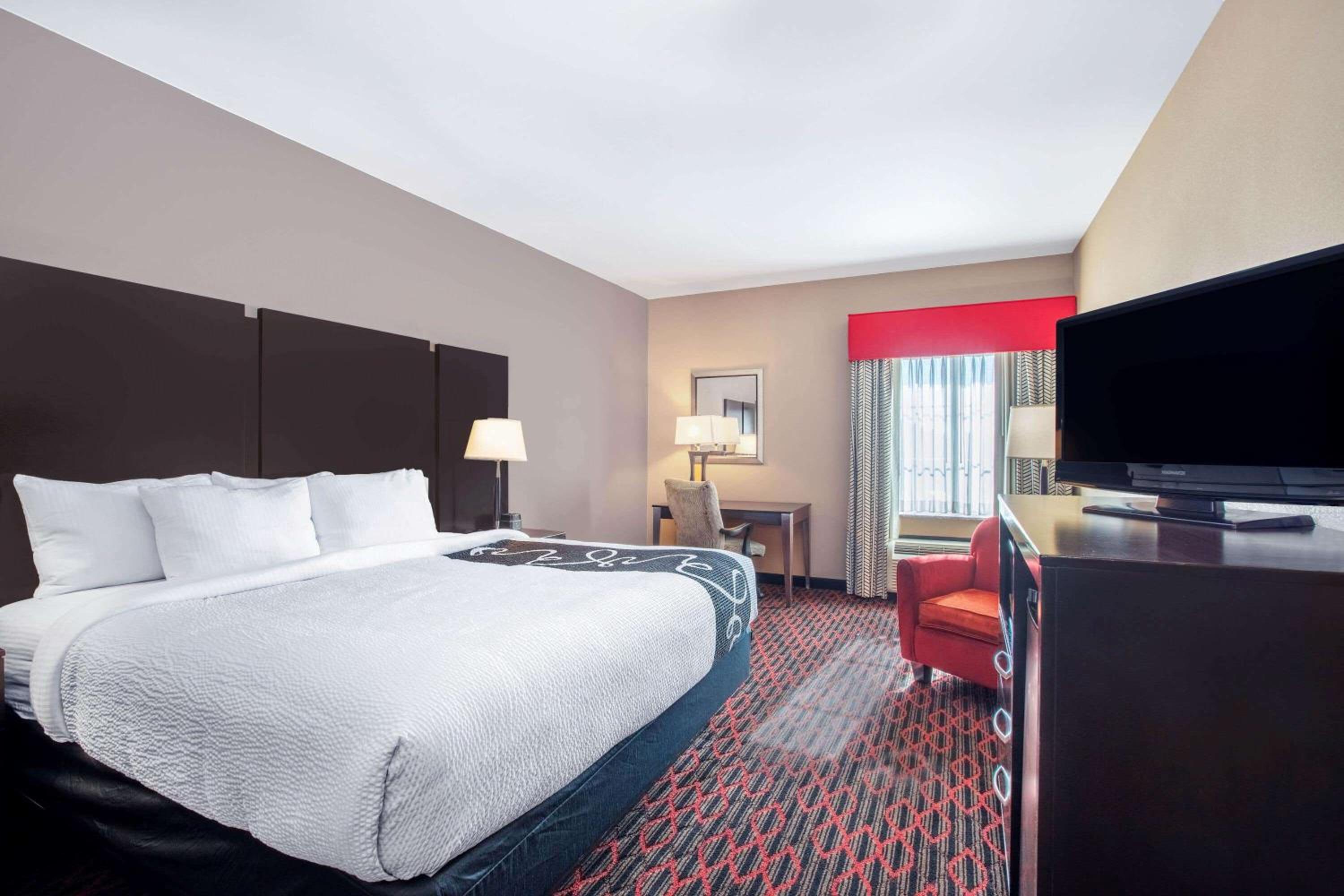 Deluxe King Room with Mobility/Hearing Impaired Access - Non-Smoking
