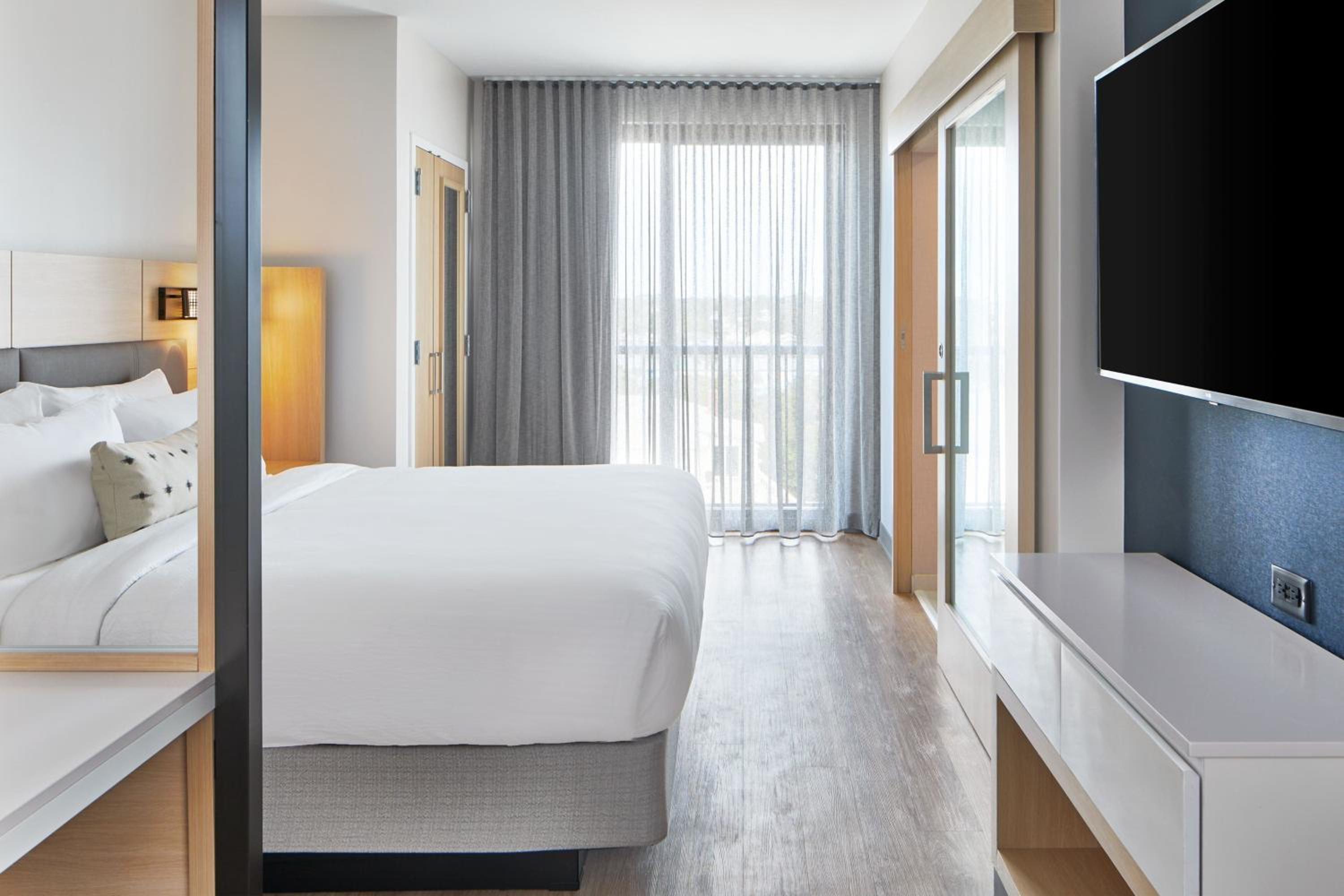 King Studio Suite with Trundle Bed and Partial Ocean View - Photo 3