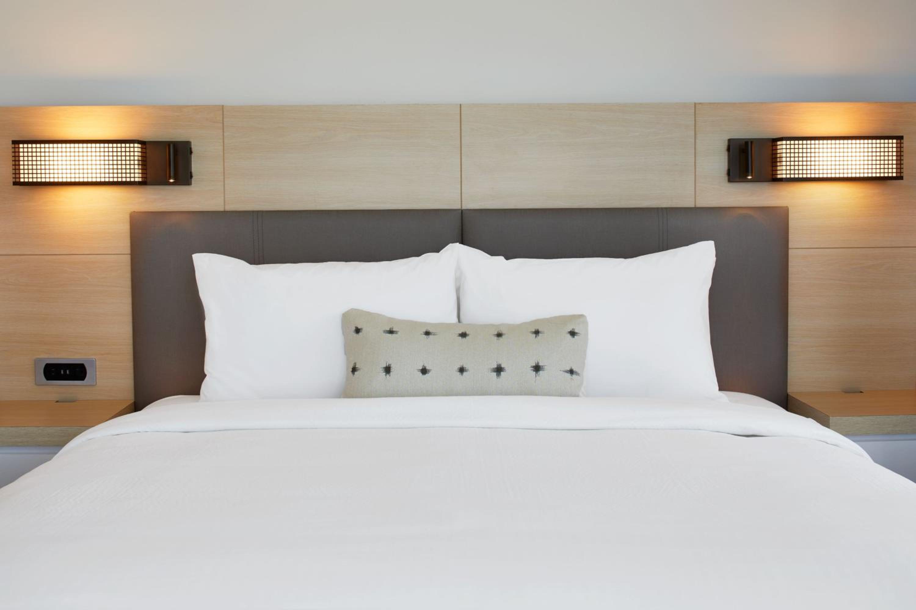 Studio with King Bed, Balcony and Trundle Sofa - Photo 6