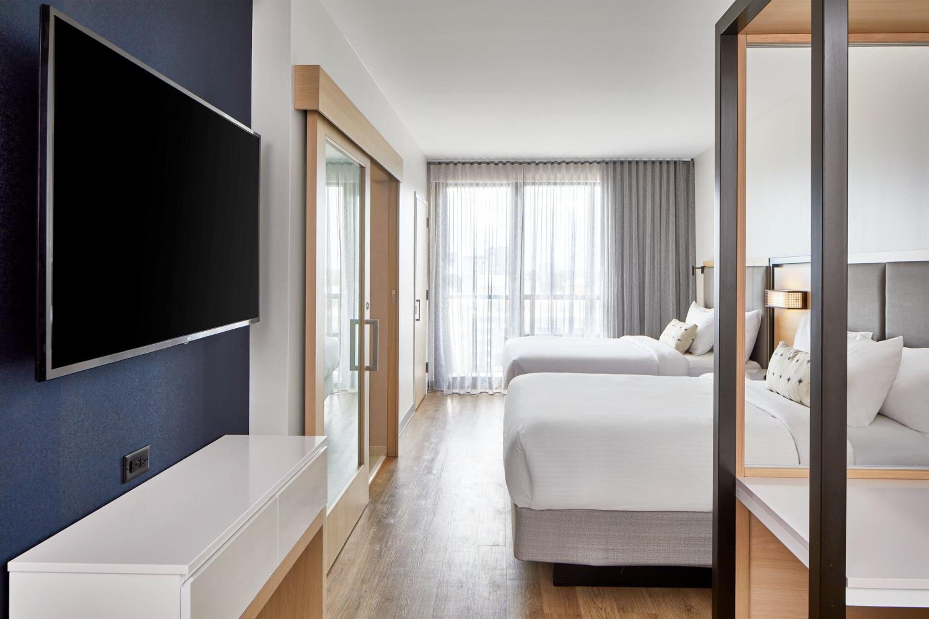 Studio with Two Queen Beds, Balcony and Trundle Sofa - Photo 4