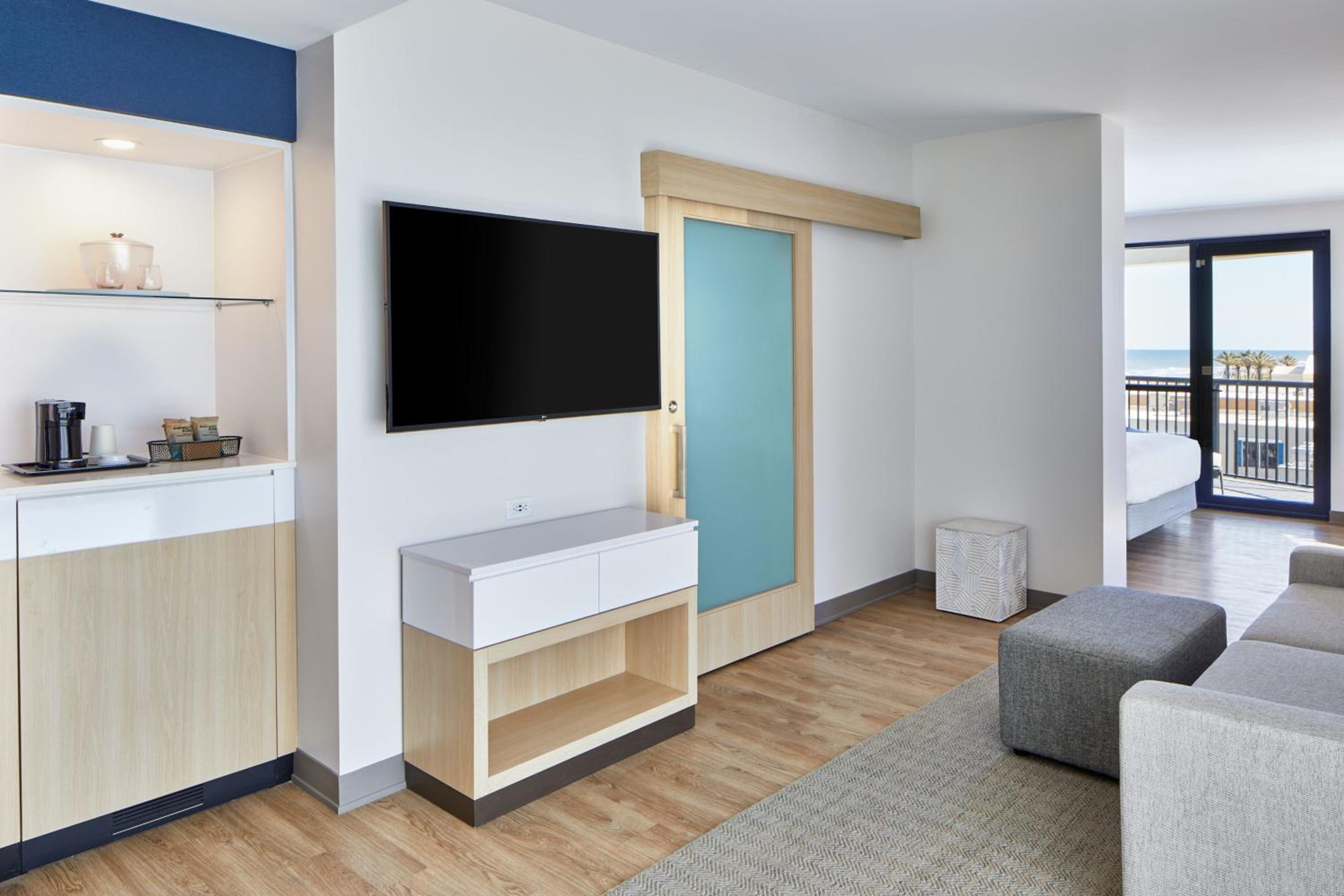 King Suite with Balcony and Sofa Bed - Photo 4