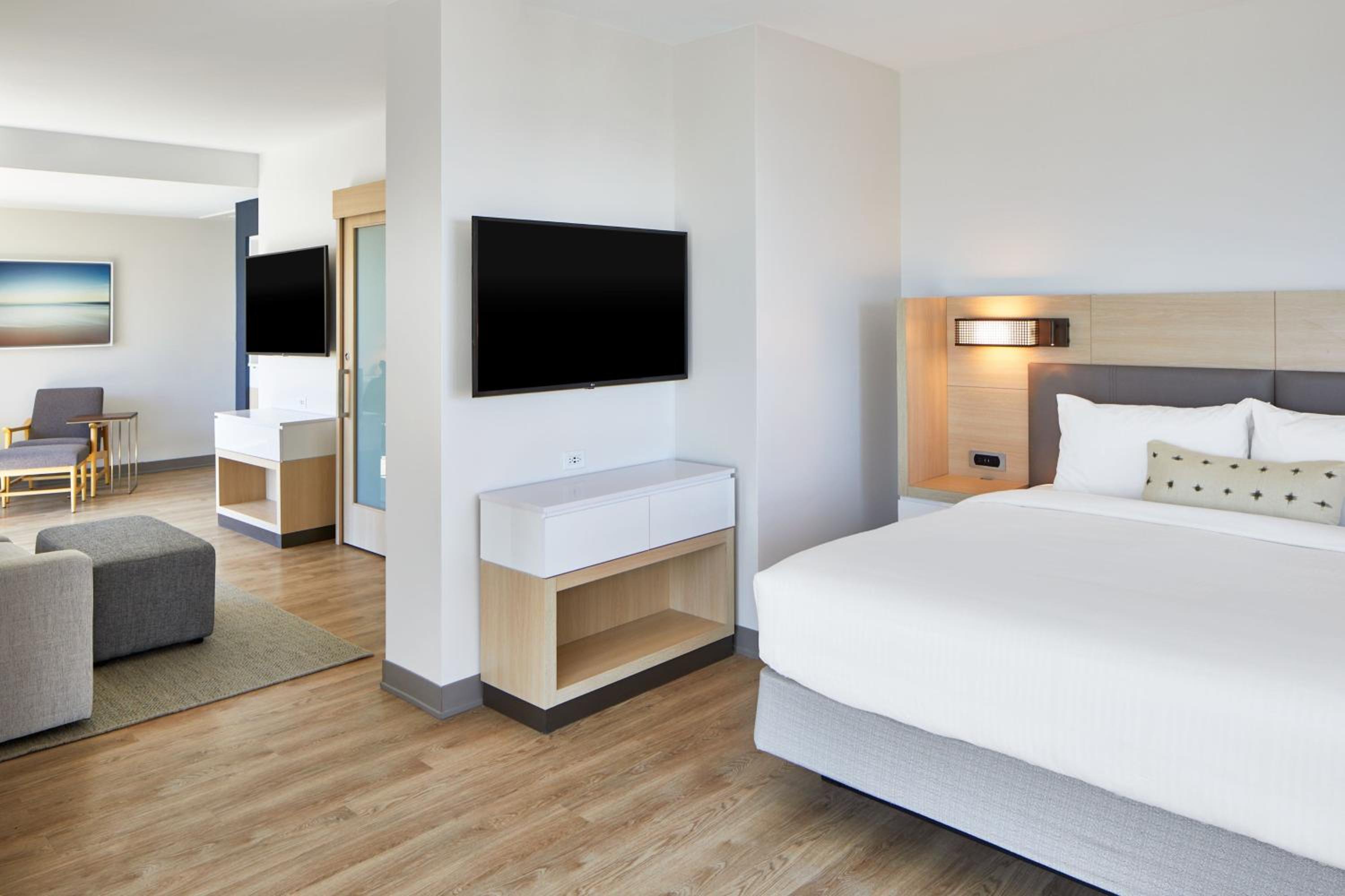 King Suite with Balcony and Sofa Bed - Photo 5