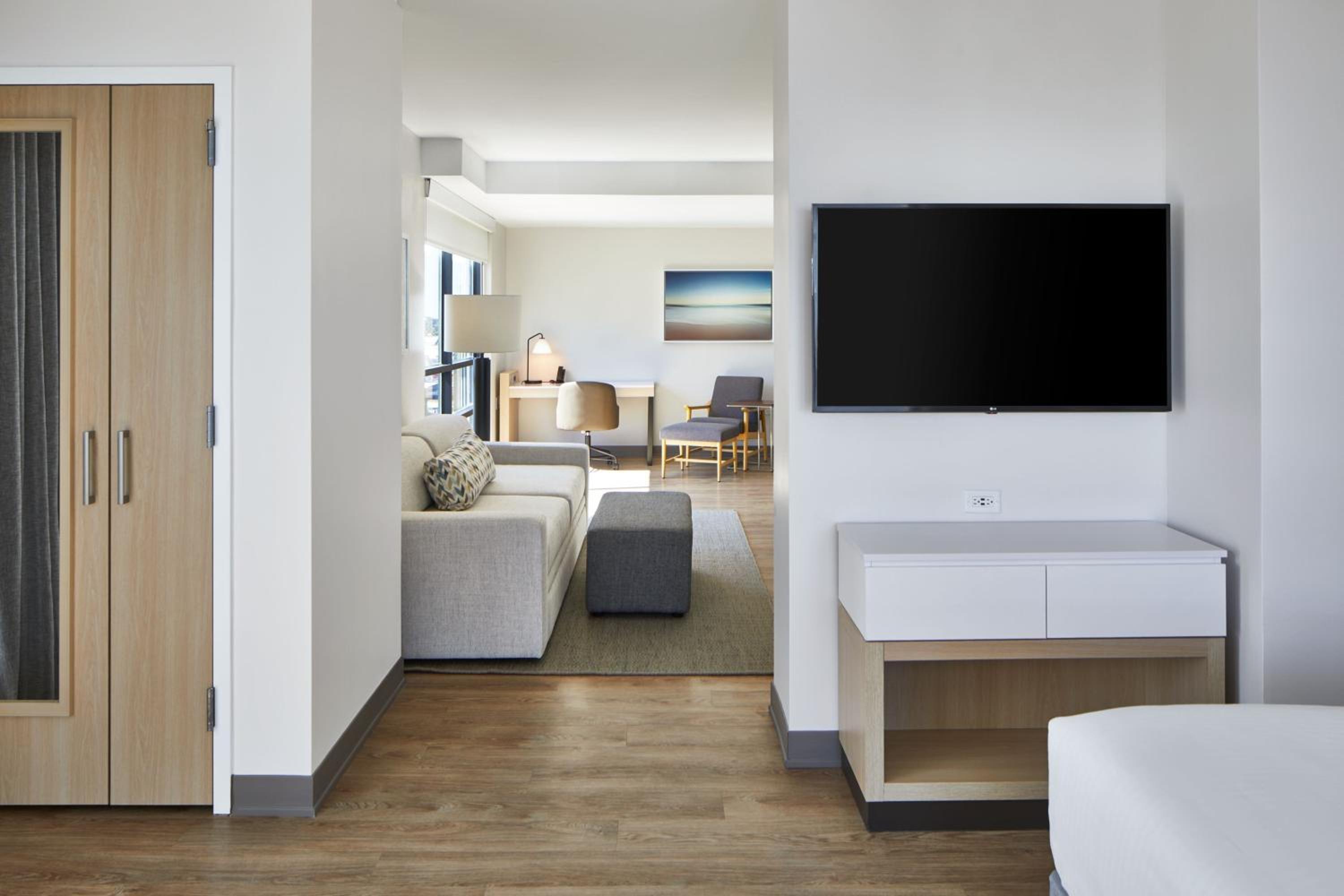 King Suite with Balcony and Sofa Bed - Photo 7