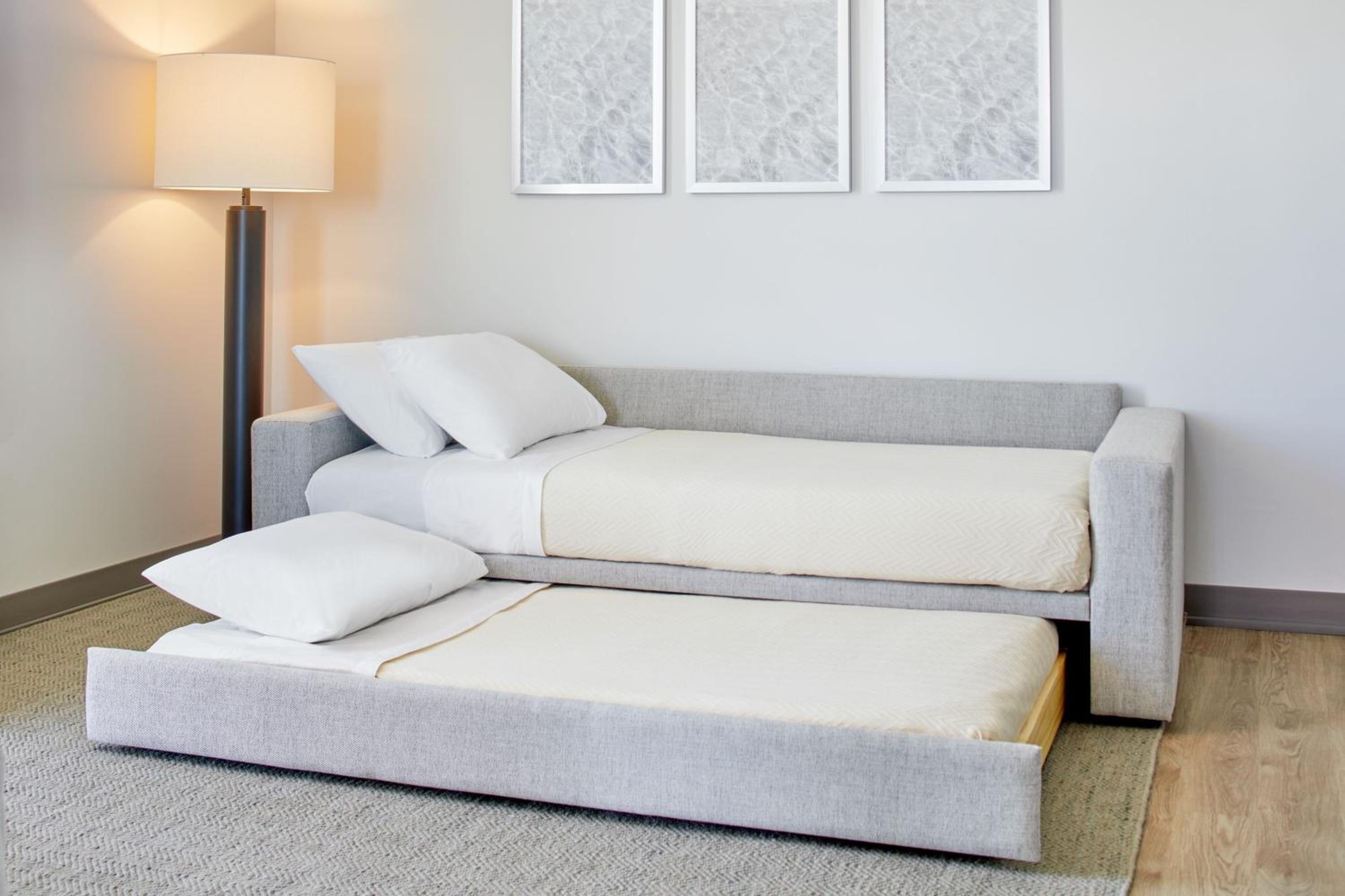 King Studio Suite with Trundle Bed and Partial Ocean View - Photo 8