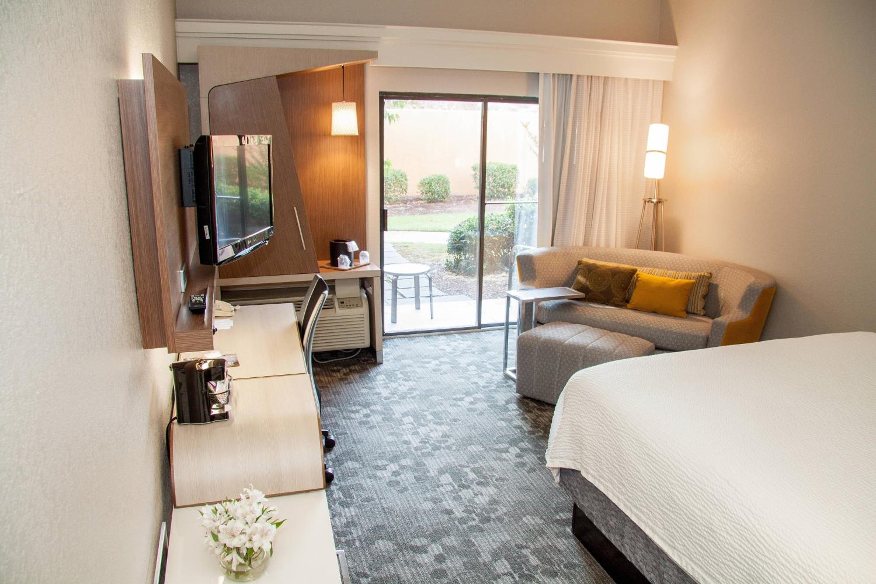 King Room with Balcony - Photo 3