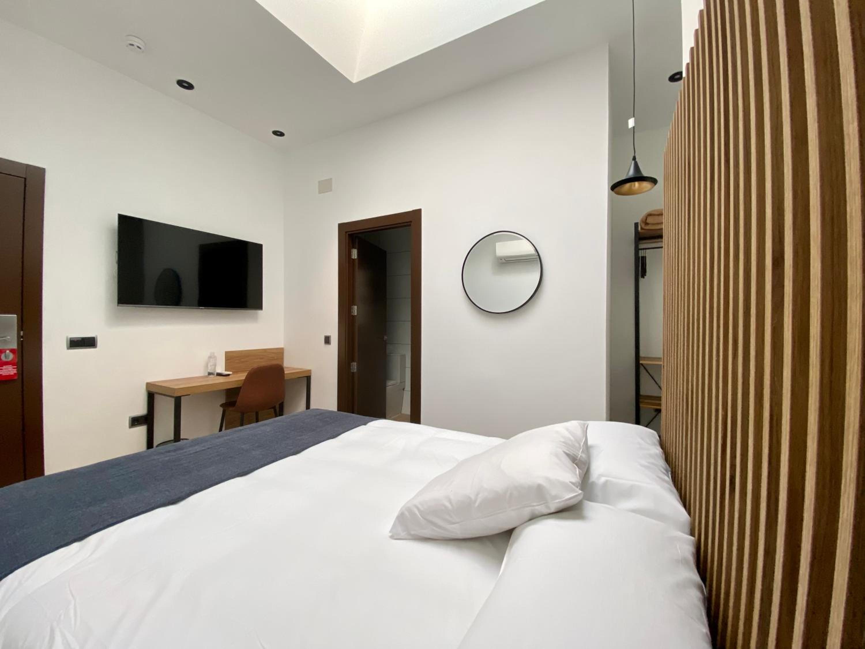 Double or Twin Room - Photo 6