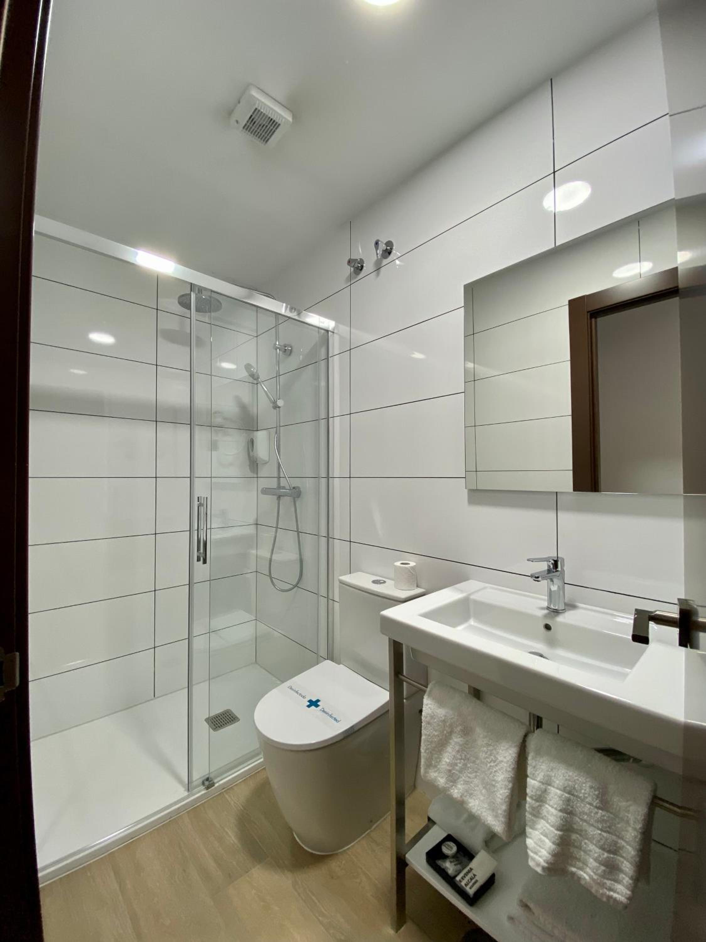 Double or Twin Room - Photo 10