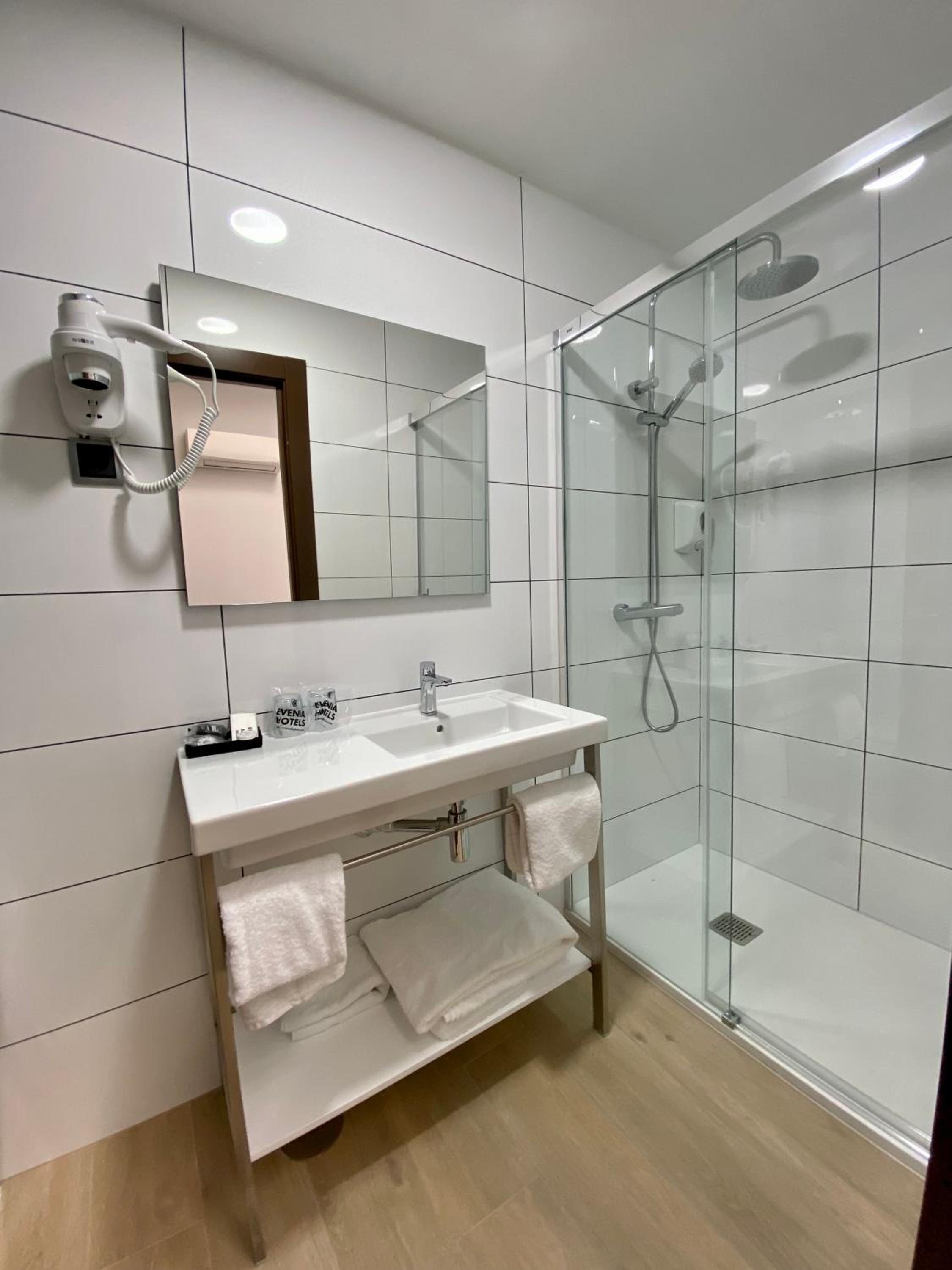Double or Twin Room - Photo 11
