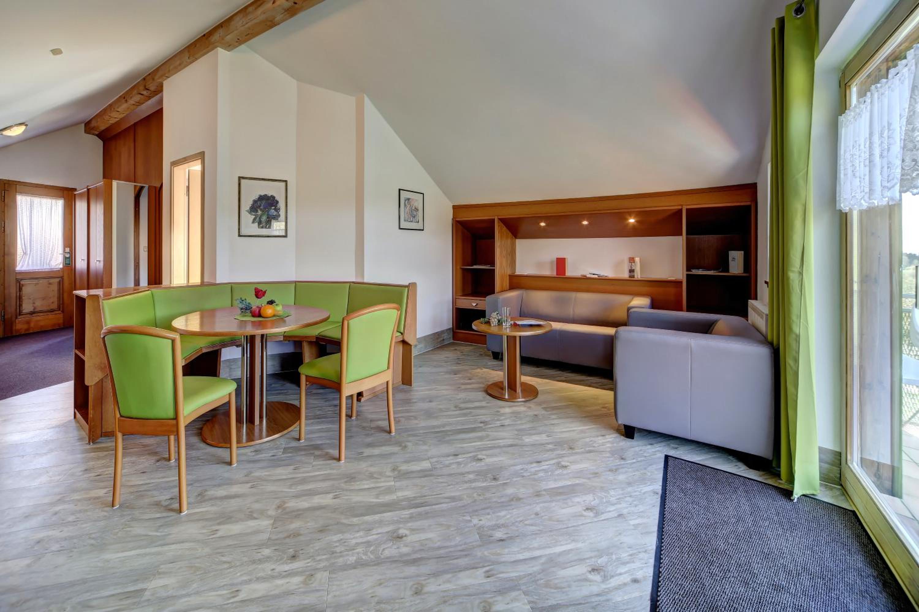 One-Bedroom Family Suite with Balcony photo 2