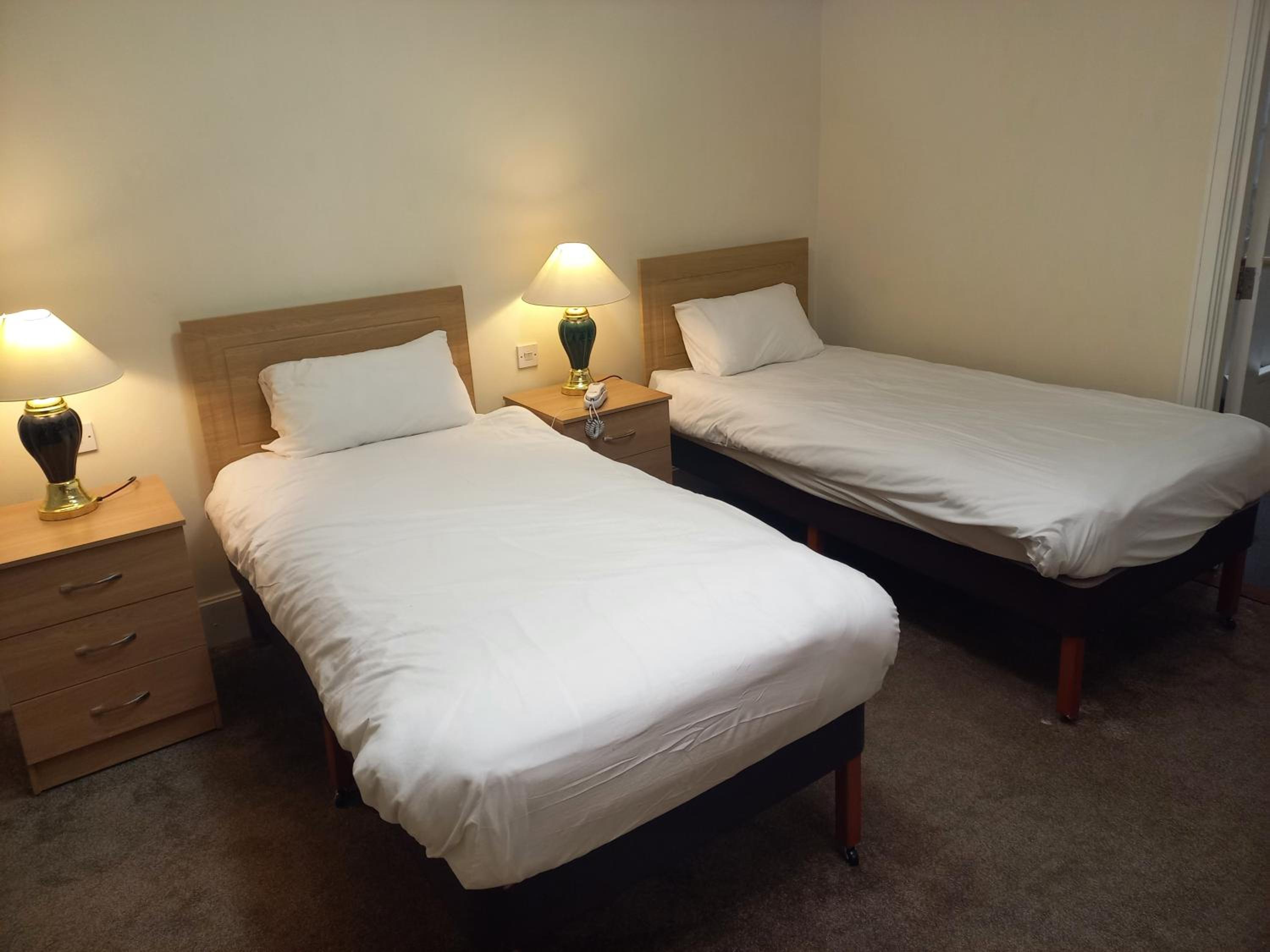 Twin Room - Photo 3
