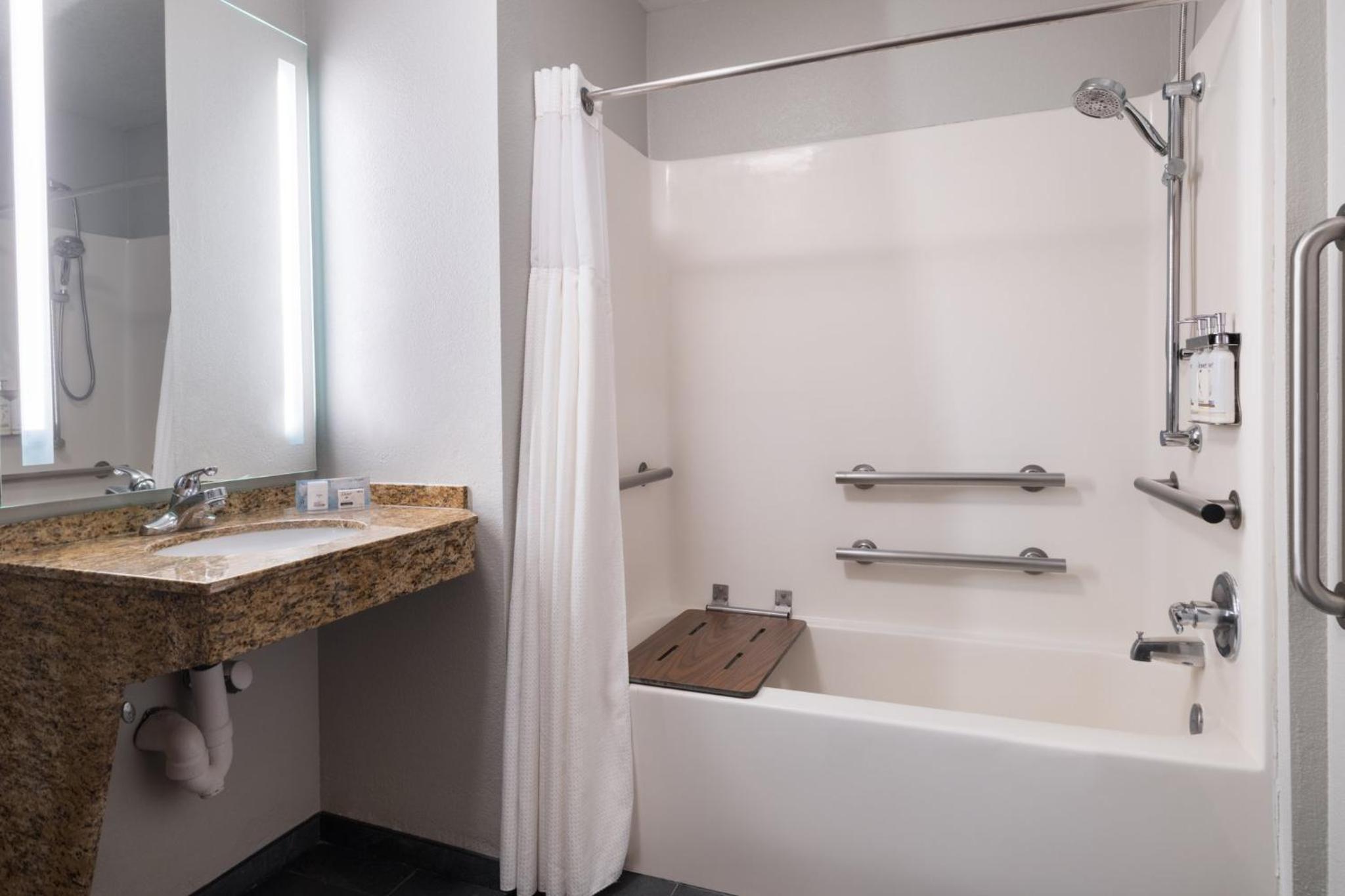 One-Bedroom Queen Room with Mobility Accessible Tub - Non-Smoking - Photo 7